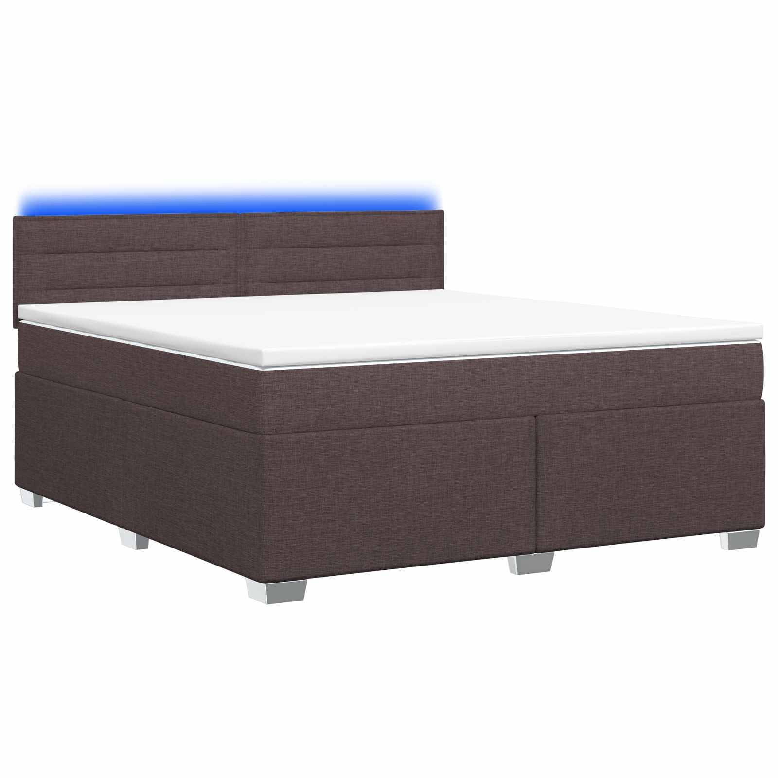 Braun gepolstertes Bett mit weißer Matratze und niedriger Kopfstütze, gezeigt vor weißem Hintergrund mit blauem Glühen hinter der Kopfstütze.