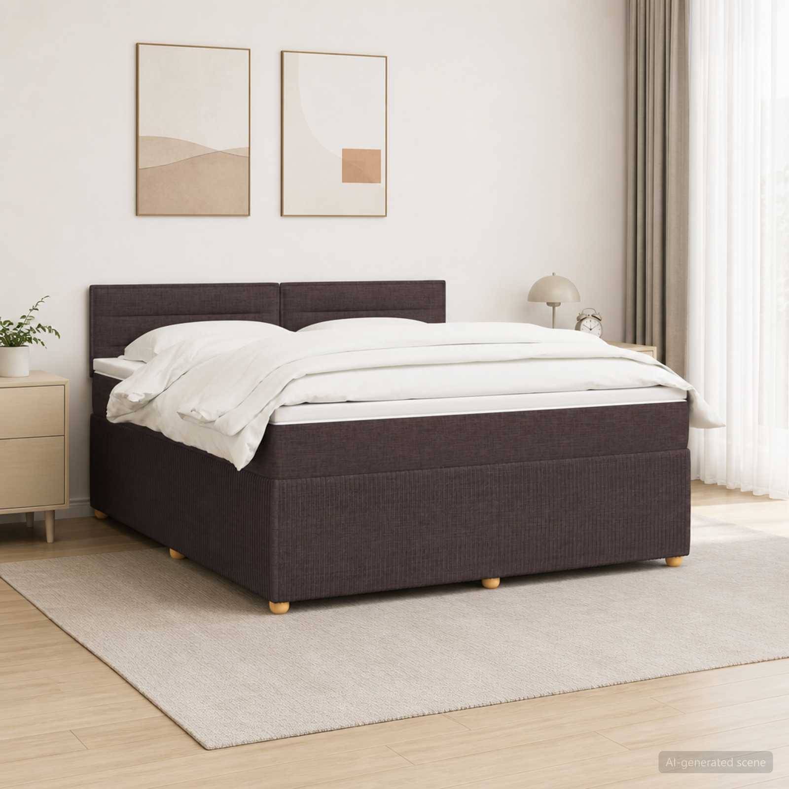 Ein modernes Schlafzimmer mit einem dunkel gepolsterten Bett, bezogen mit weißer Bettwäsche, gerahmten minimalistischen Wandbildern, einer Nachttischlampe und einem hellen Teppich.
