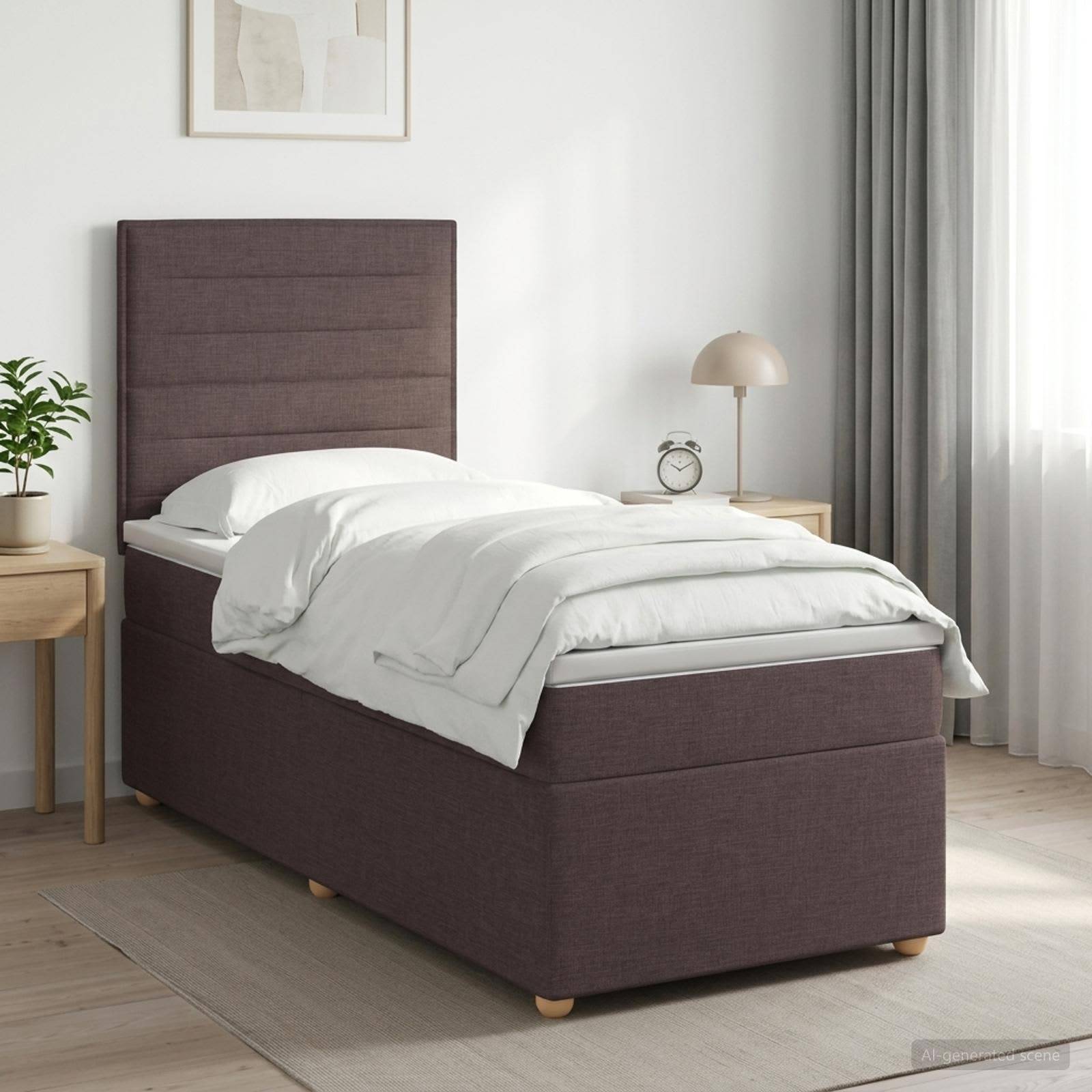 Modernes gepolstertes Einzelbett mit weißer Bettwäsche in einem hellen, minimalistischen Schlafzimmer, flankiert von kleinen Nachttischen und einer Lampe.