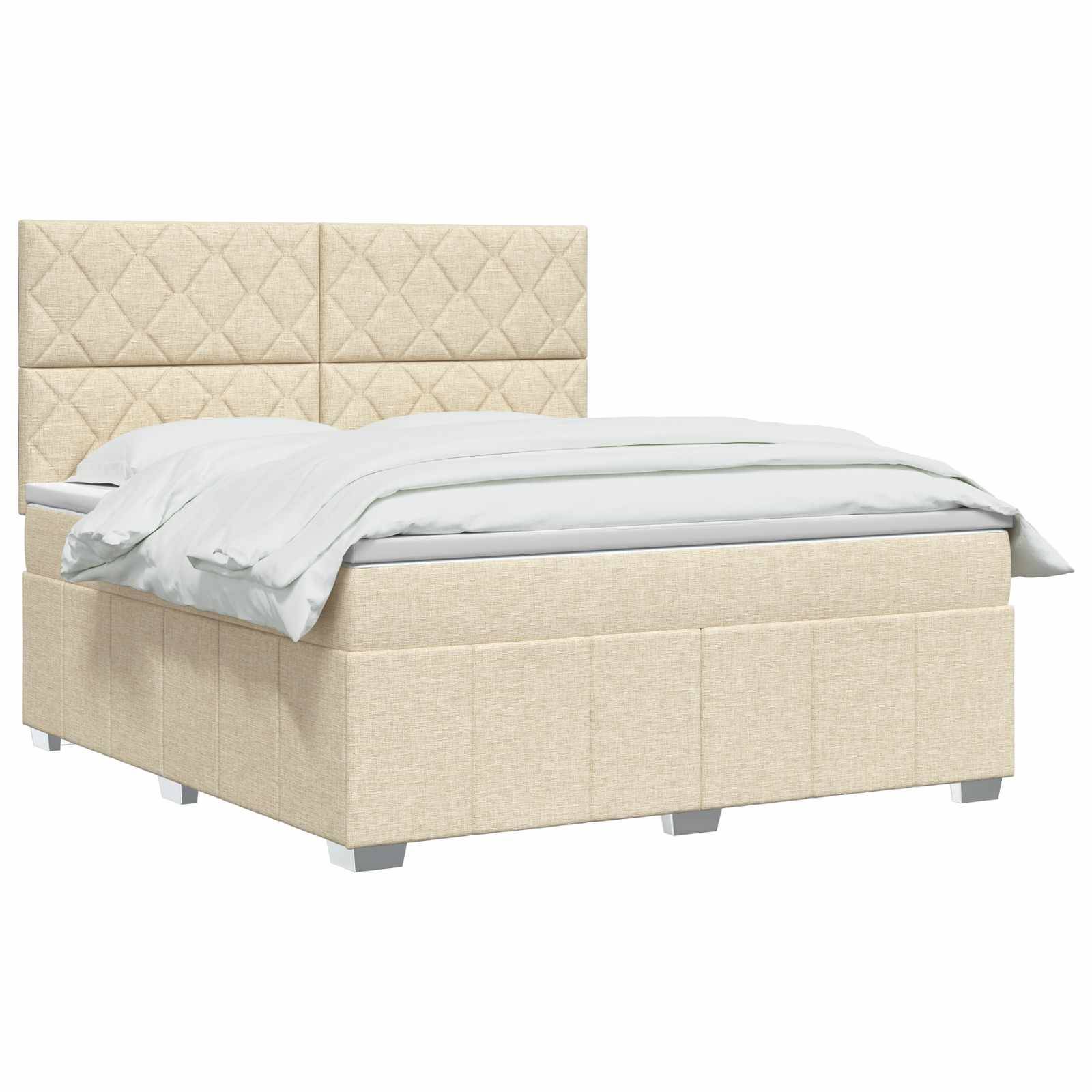Beige gepolstertes Bett mit gestepptem Kopfteil und weißer Bettwäsche, vor weißem Hintergrund dargestellt.