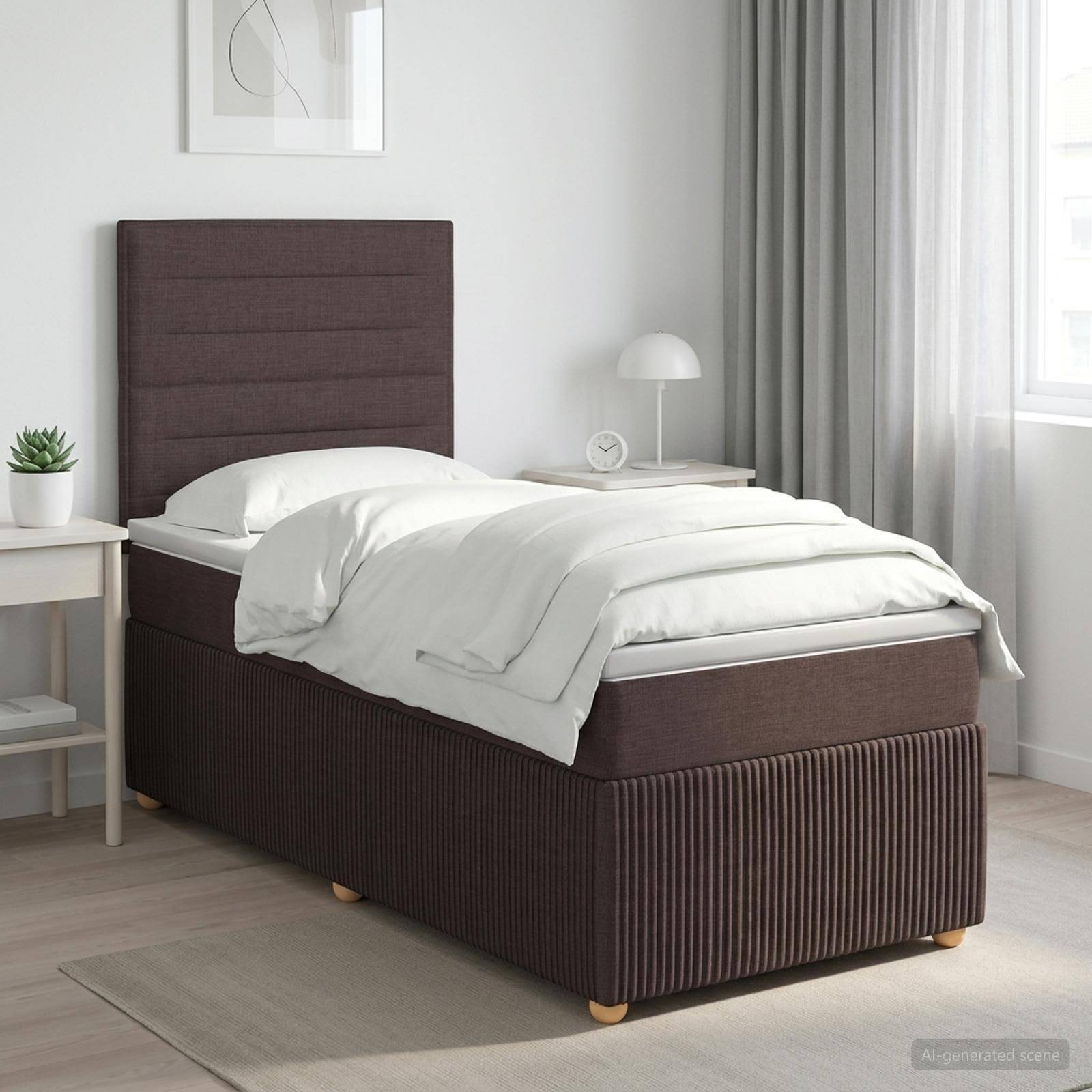 Einzelbett mit hohem, dunkel gepolstertem Kopfteil und weißer Bettwäsche in einem hellen, minimalistischen Schlafzimmer neben einem Fenster und einem Nachttisch.