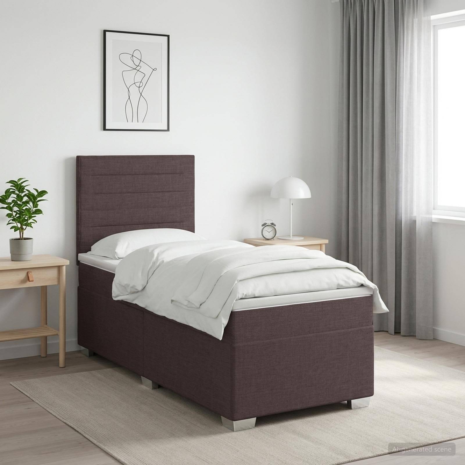 Minimalistisches modernes Schlafzimmer mit einem gepolsterten Bett, weißer Bettwäsche, Nachttischen, einer Pflanze, einer Lampe, gerahmtem Strichzeichnungskunstwerk und großem Fenster mit Vorhängen.
