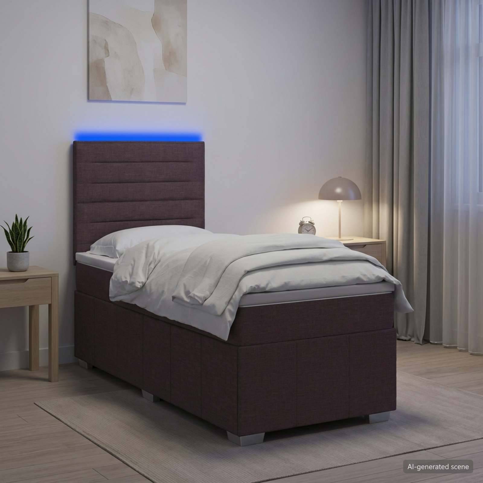 Modernes Schlafzimmer mit einem einzelnen gepolsterten Bett, weißer Bettwäsche, Nachttischen, Lampe, Pflanze, Vorhängen und blauem LED-Licht am Kopfteil.