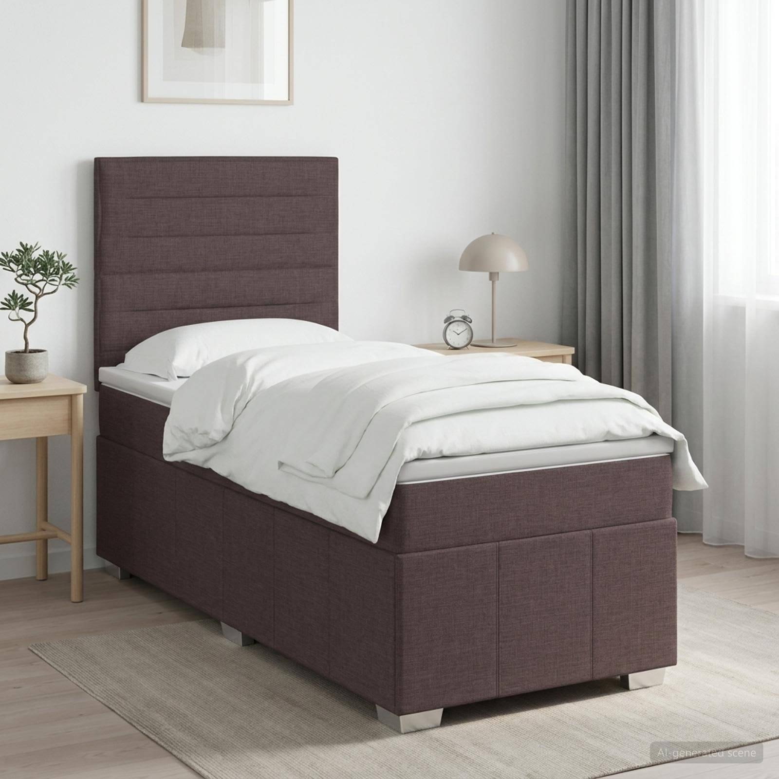 Ein ordentlich gemachtes Einzelbett mit braunem gepolstertem Kopfteil und Bettrahmen in einem minimalistischen Schlafzimmer, flankiert von Nachttischen und weichen Vorhängen.