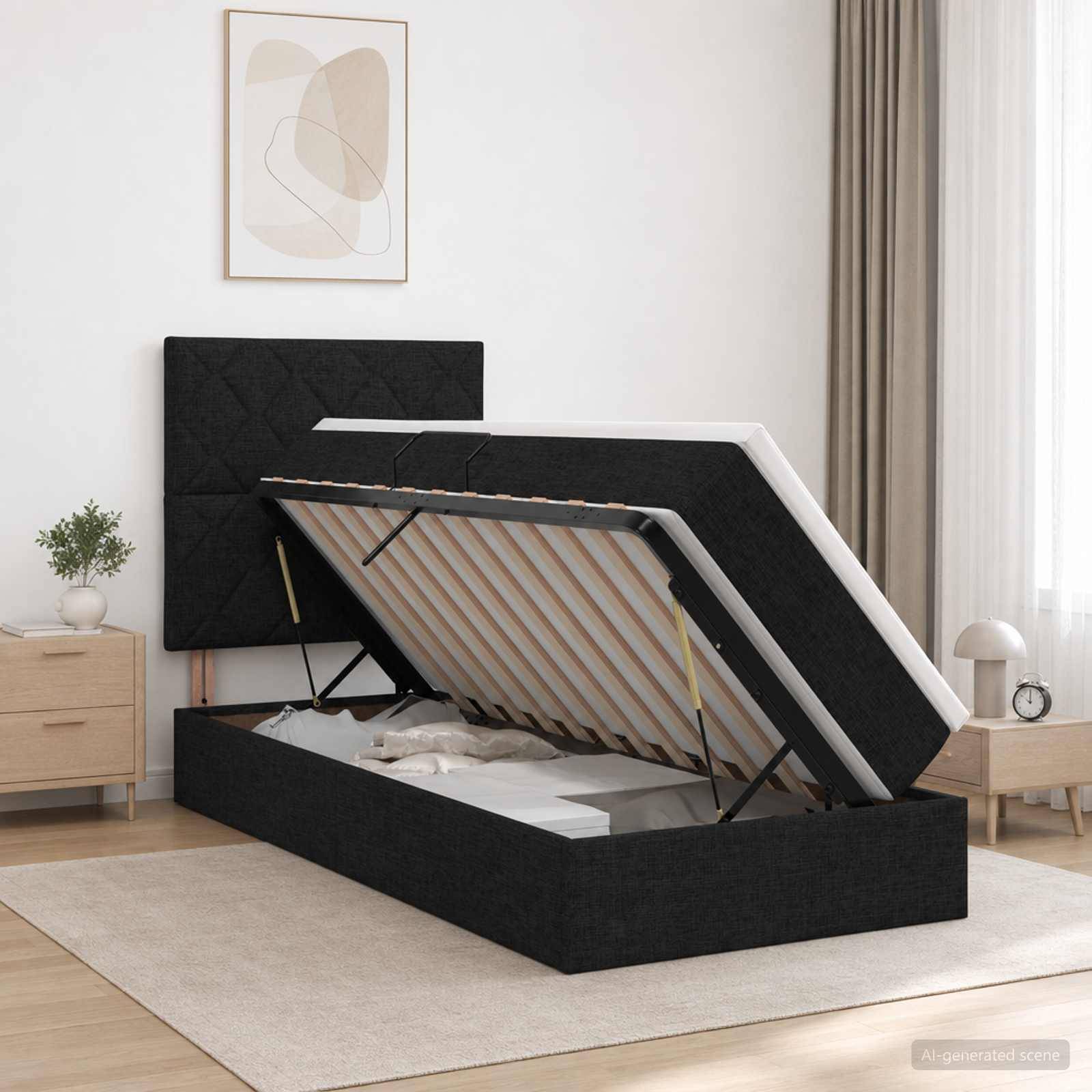 Schwarzes gepolstertes Ottomanbett mit aufgeklappter Matratze auf hydraulischen Stützen, die Lamellenbasis in einem minimalistischen Schlafzimmer zeigend.