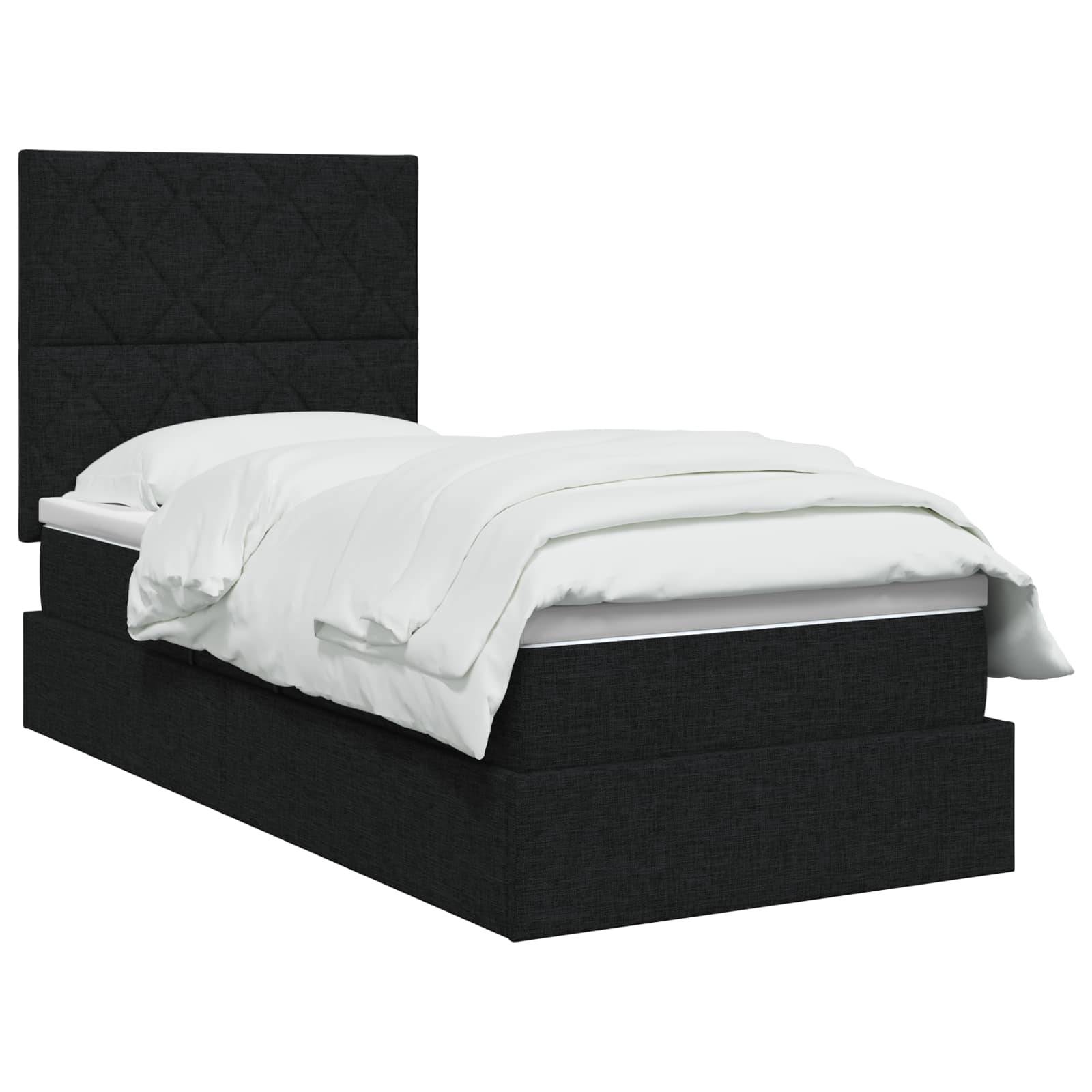 Schwarzes gepolstertes Bett mit hohem Kopfteil und weißer Bettwäsche auf weißem Hintergrund.