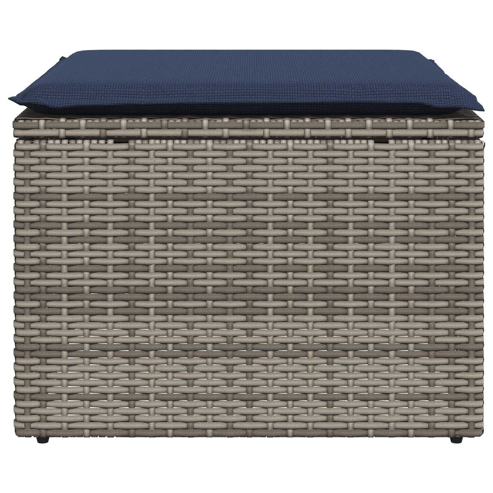 Beige gewebte Outdoor-Aufbewahrungsbank oder Ottomane mit dunkelblauem gepolstertem Kissendach, Vorderansicht auf weißem Hintergrund.