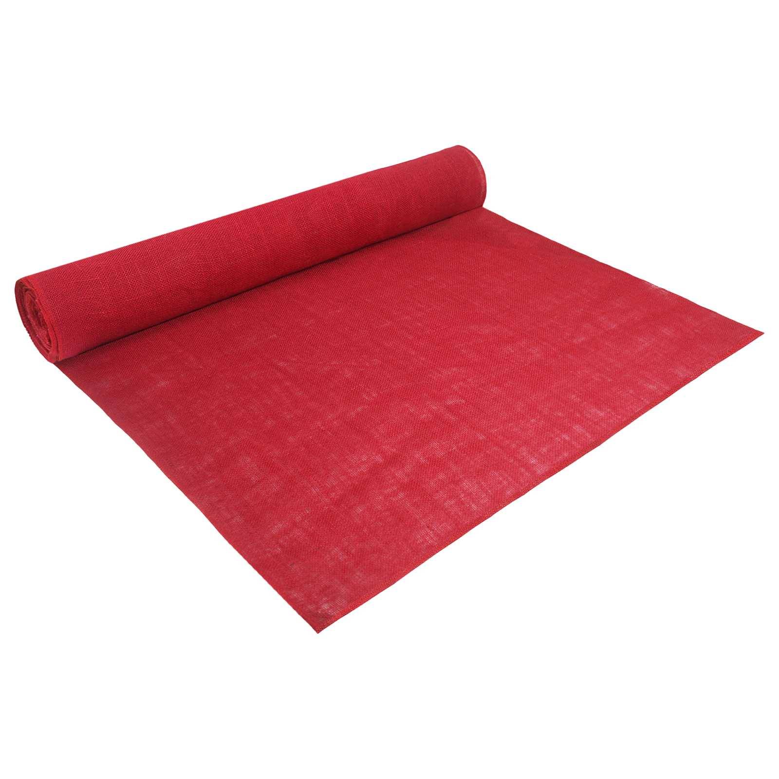 Aufgerollter roter Teppich oder Stoffläufer auf weißem Hintergrund.