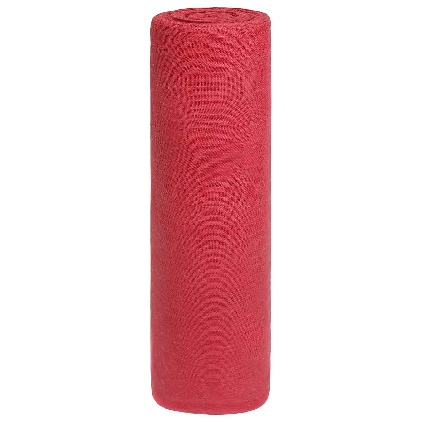 Rote aufgerollte Yogamatte, aufrecht auf weißem Hintergrund stehend.