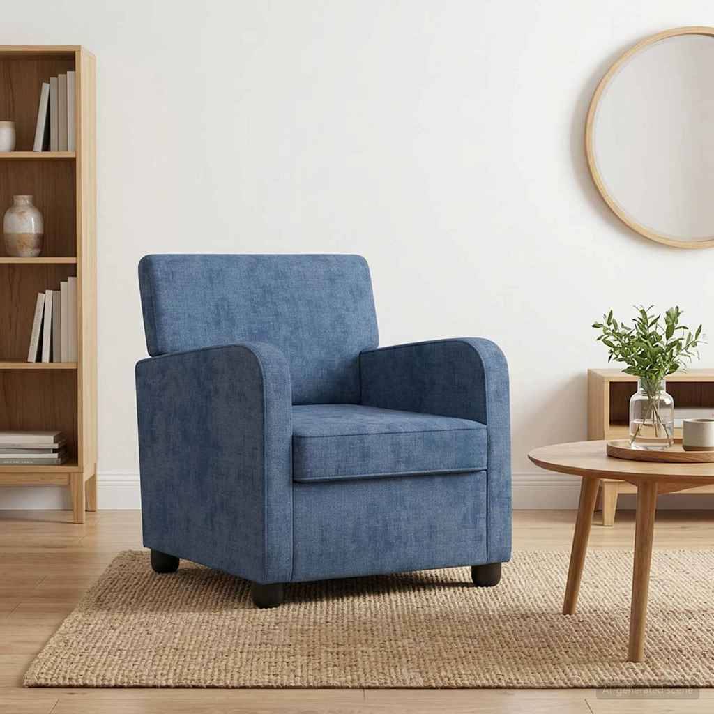 Blauer Polstersessel in einem minimalistischen Wohnzimmer mit hölzernem Bücherregal, rundem Spiegel und kleinem Couchtisch auf einem Teppich.