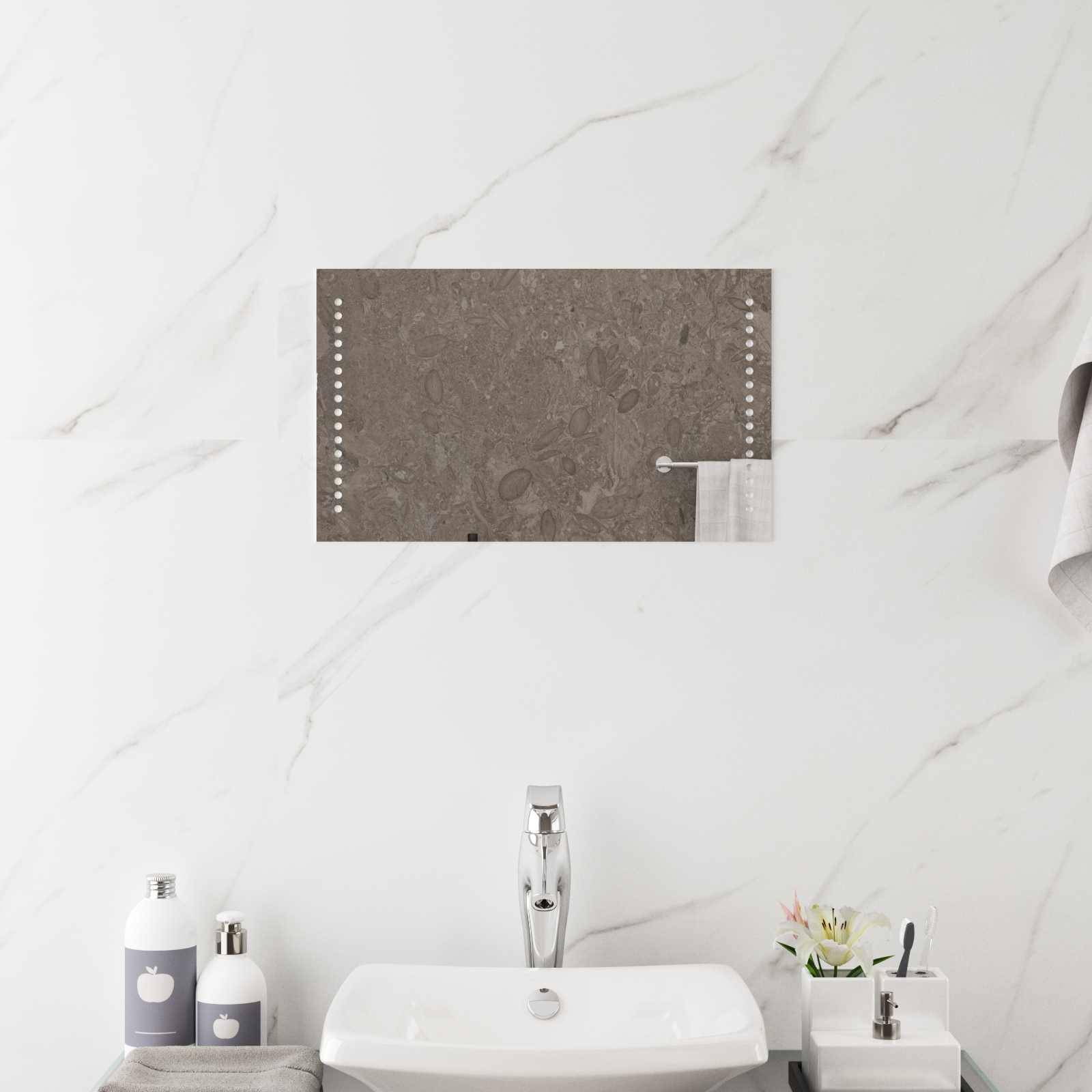 Modernes Badezimmerschrank mit weißem Aufsatzwaschbecken, Chromarmatur, Spiegel und Toilettenartikeln vor einem Marmerwandhintergrund.