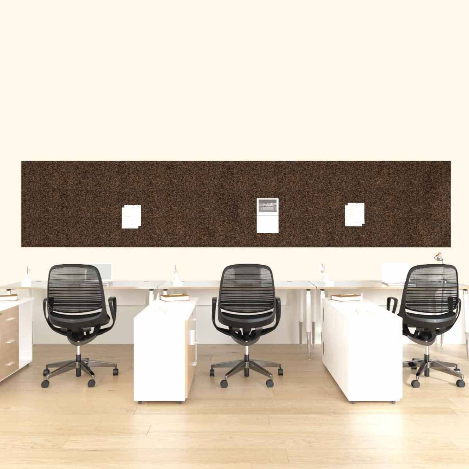 Leeres modernes Büro mit drei schwarzen Drehstühlen und weißen Schreibtischen unter einem großen an der Wand angebrachten Pinboard.
