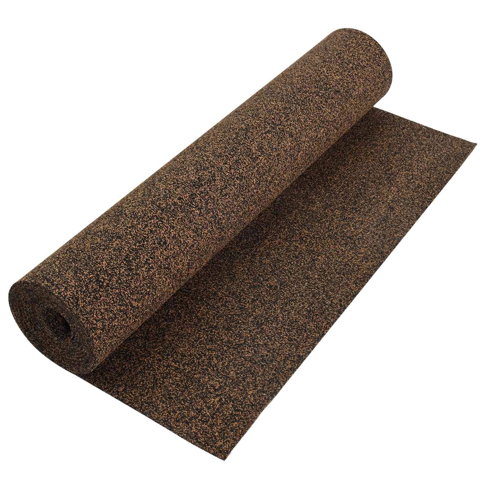 Aufgerollte braun gesprenkelte Schaumstoffmatte oder Unterlagsmaterial auf weißem Hintergrund, wobei ein Ende flach ausgerollt ist.