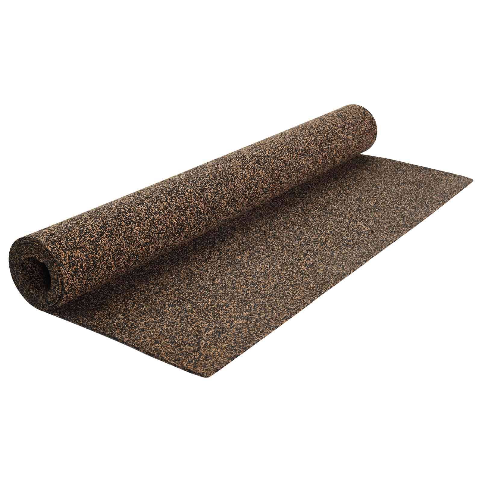 Aufgerollte braun gesprenkelte Dachunterlage oder -matte, ausgerollt auf weißem Hintergrund.