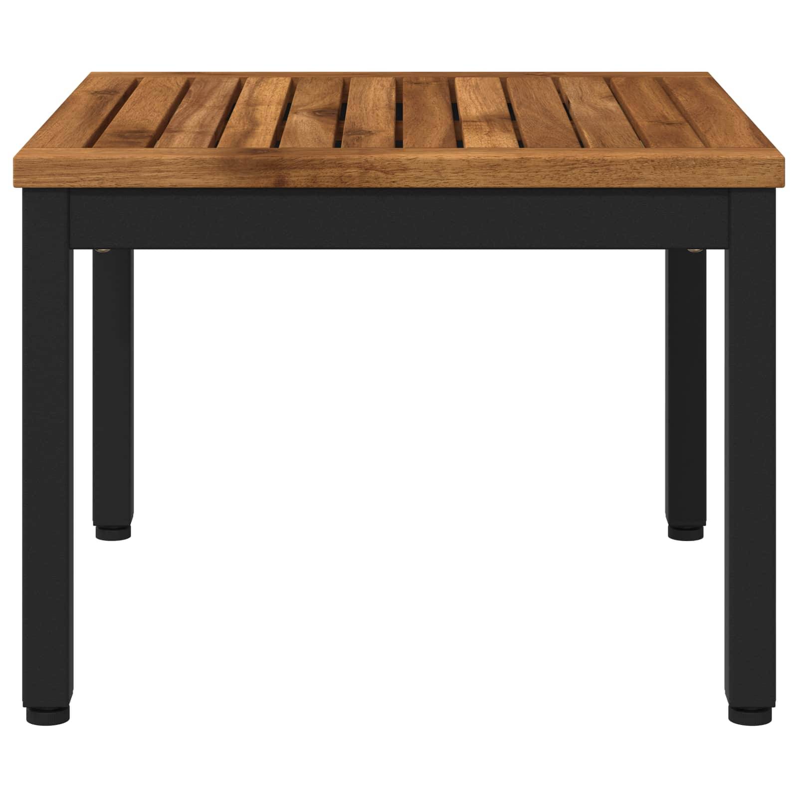 Quadratischer Holz-Gartentisch mit Lamellenbrett und schwarzen Metallbeinen, vor weißem Hintergrund abgebildet.