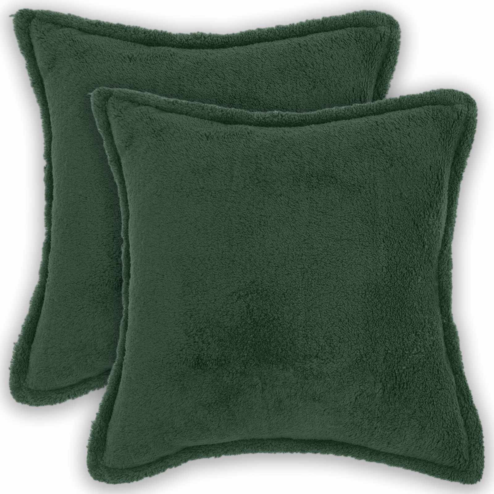 Zwei dunkelgrüne quadratische Dekokissen mit weichem, flauschigem Stoff auf weißem Hintergrund.
