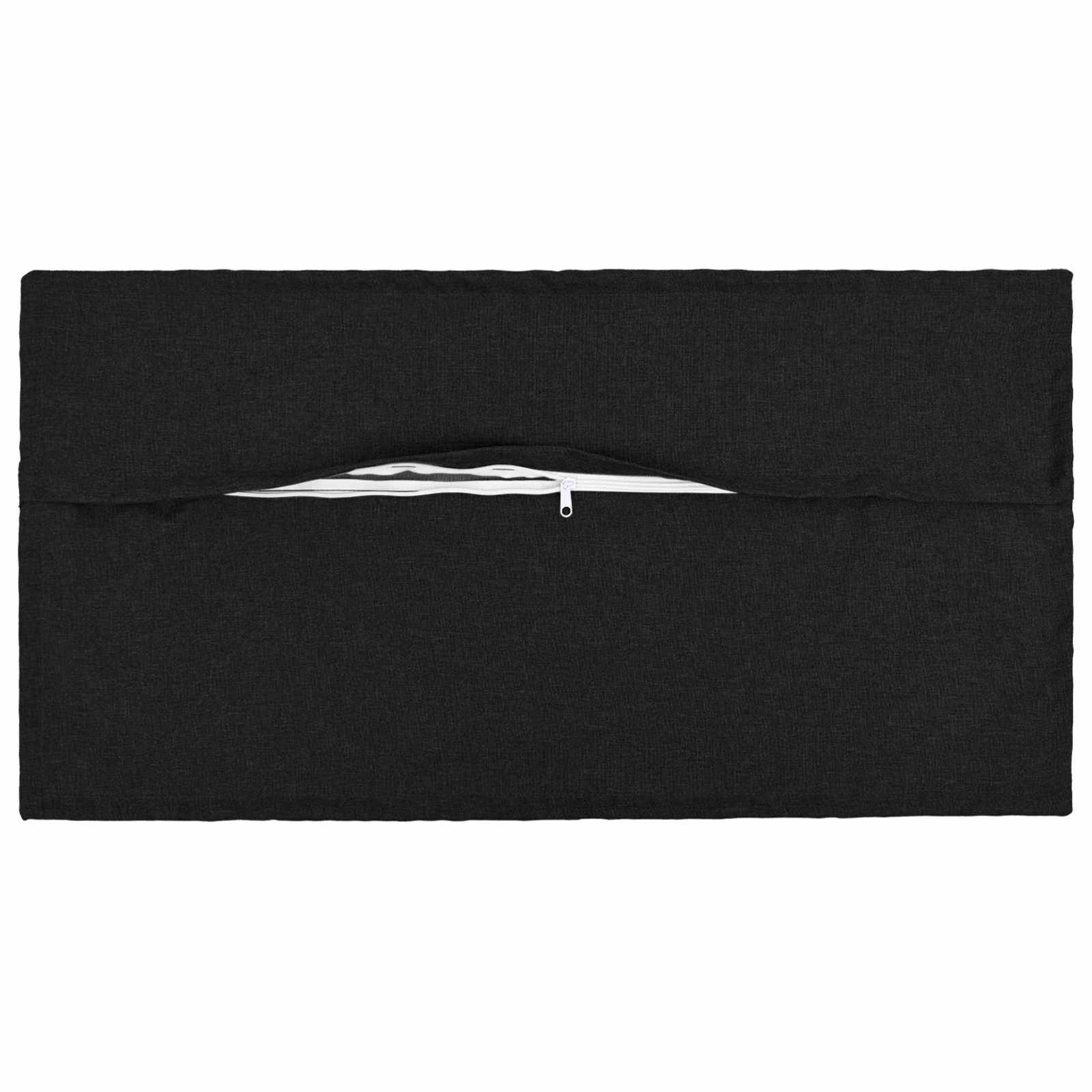Schwarze zusammengefaltete Stofftasche oder Etui mit einem weißen Reißverschluss, der horizontal in der Mitte auf einem einfachen Hintergrund angebracht ist.