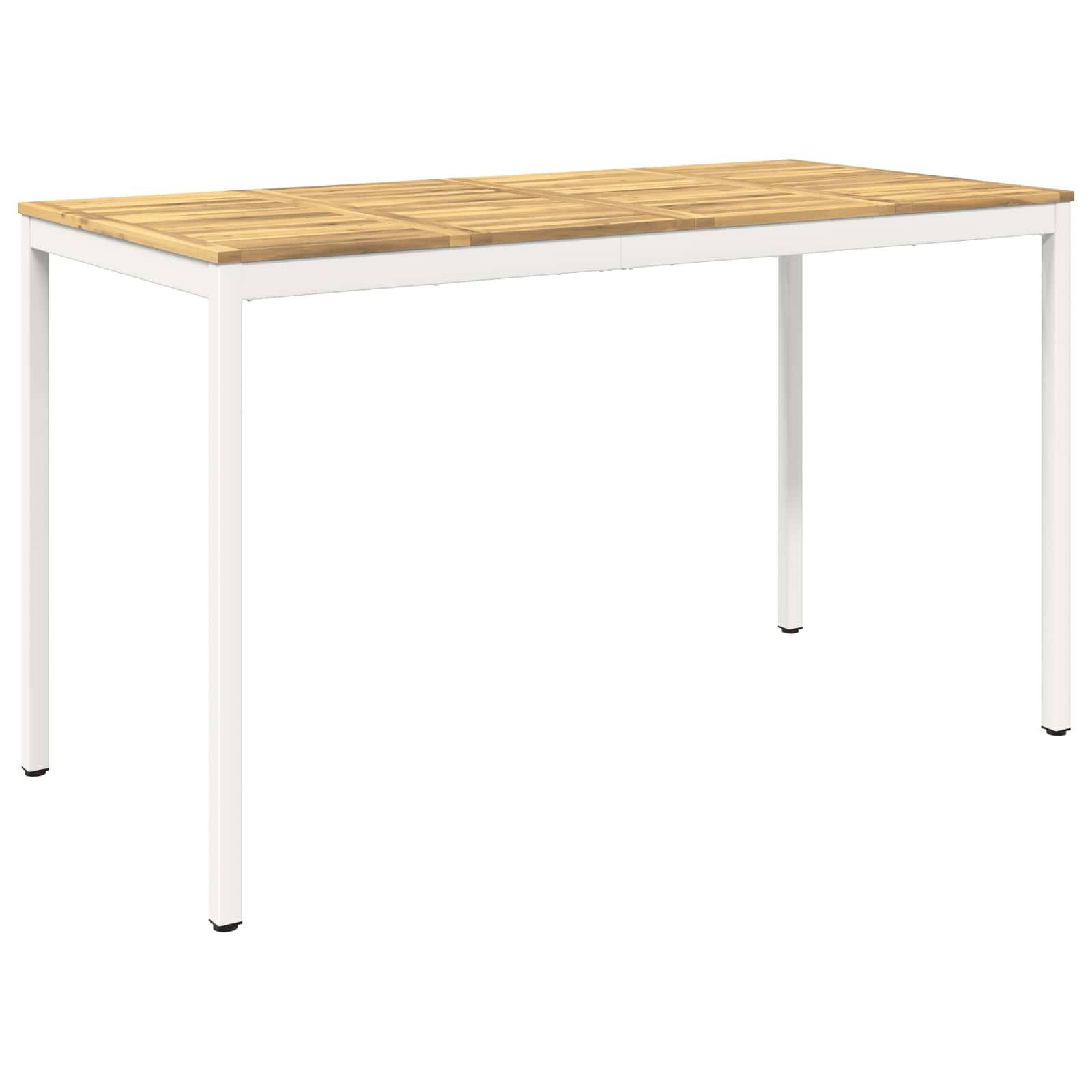 Rechteckiger Außentisch mit weißen Metallbeinen und einer Tischplatte aus hellem Holz mit Lamellen auf einem einfachen weißen Hintergrund.