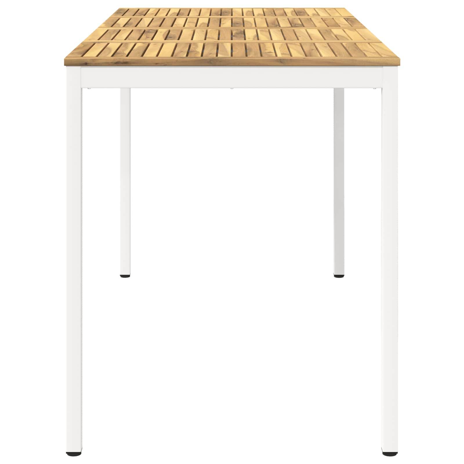 Minimalistischer quadratischer Tisch mit einer hellen Holzlatten-Oberplatte und weißen Beinen auf weißem Hintergrund.