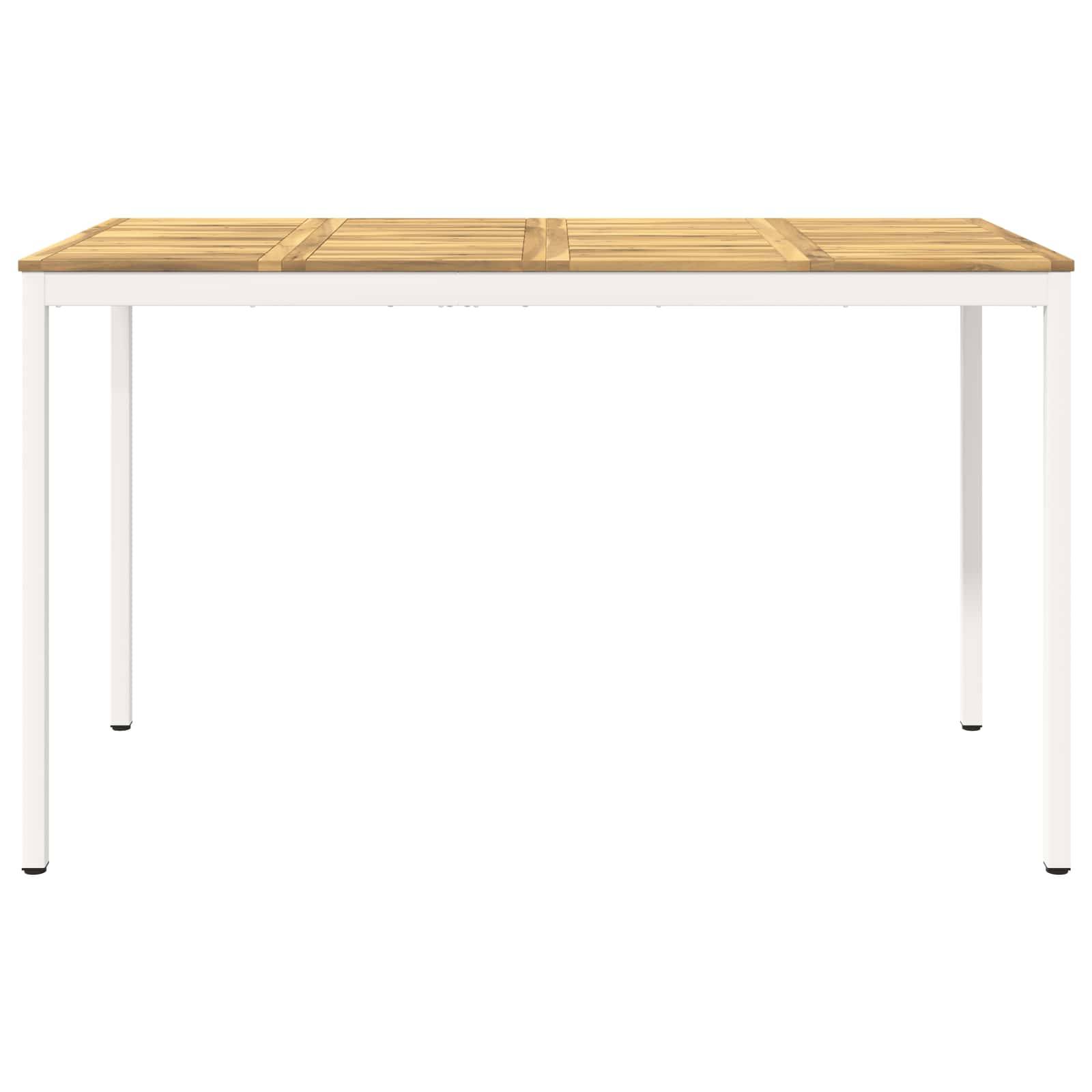 Einfacher rechteckiger Tisch mit einer hellen Holzlattenplatte und weißen Metallbeinen auf weißem Hintergrund.
