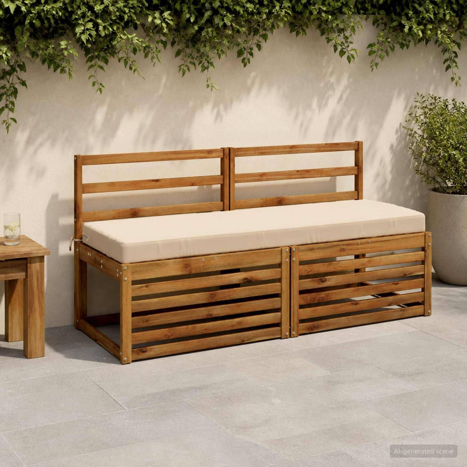 Holzliegebett für den Außenbereich mit cremefarbigem Kissen an einer Stuckwand, mit Topfpflanzen und einem Beistelltisch in einer Terrasseneinrichtung.