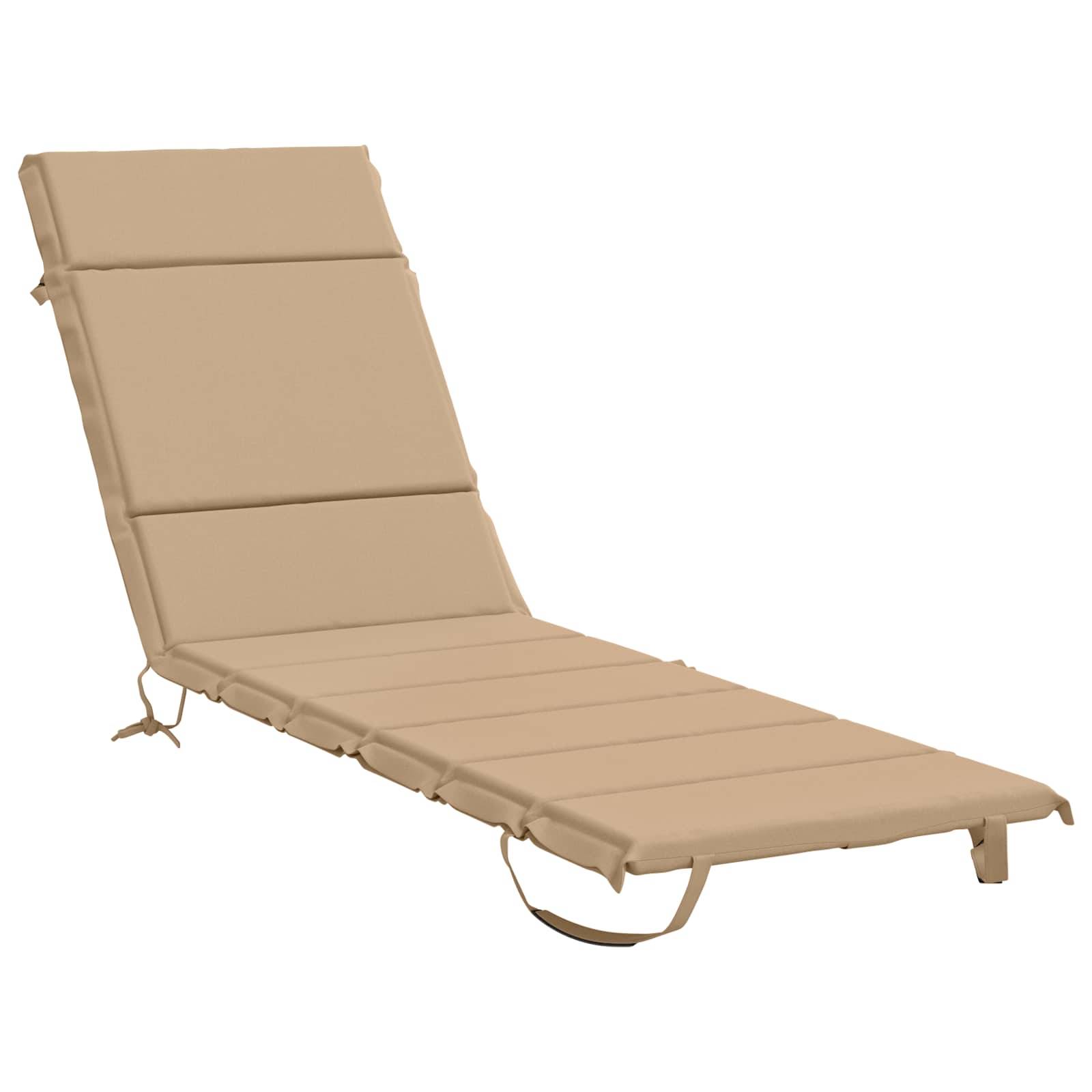 Beige gepolsterter Chaiselongue-Sessel mit verstellbarer Rückenlehne und Kopfstütze auf weißem Hintergrund.
