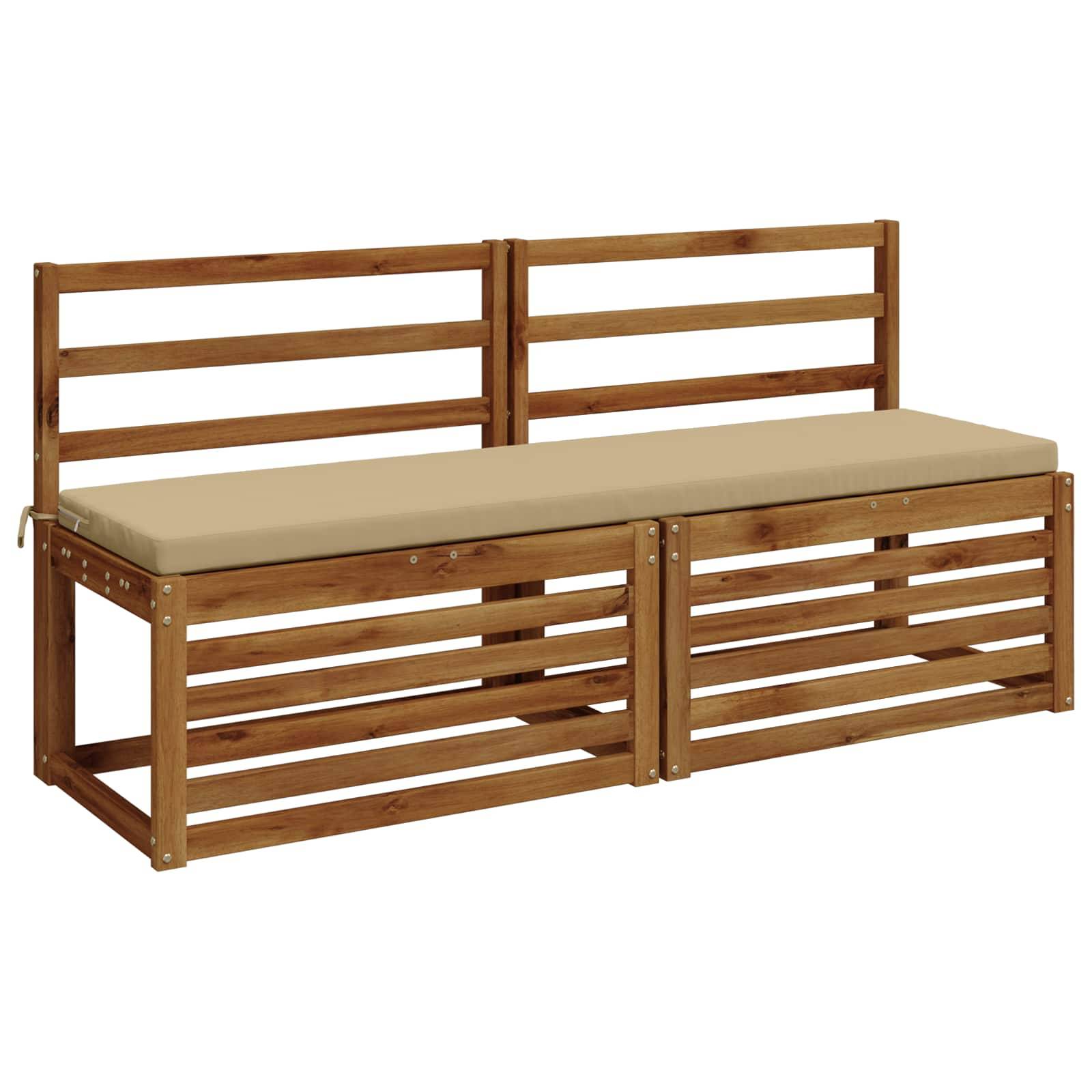 Holzbank für den Außenbereich mit beige Kissen und Lamellenlehne sowie Lamellenseiten, gezeigt auf weißem Hintergrund.