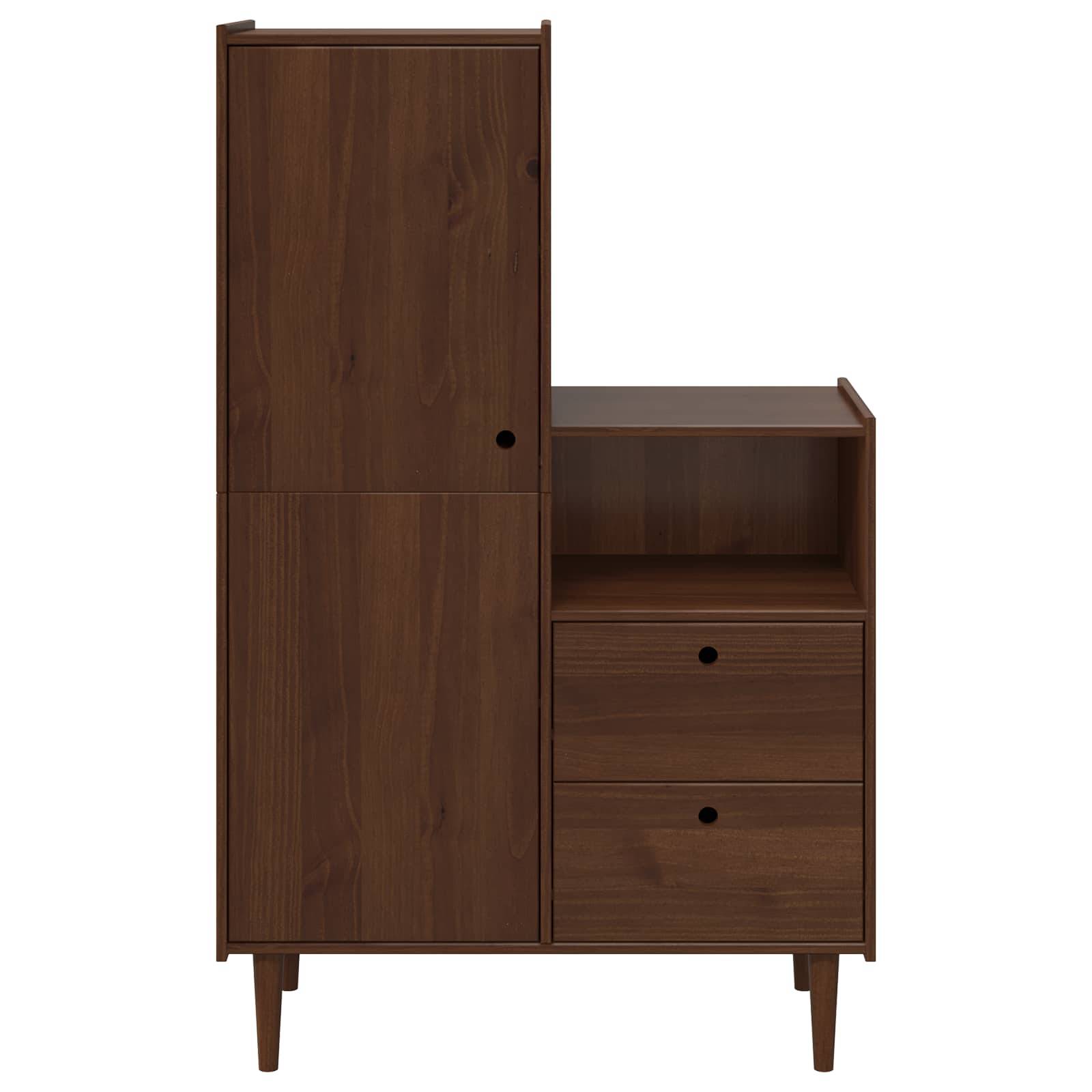 Ein Möbelstück im Mid-Century-Stil aus Holz mit einer hohen linken Tür und einem rechten Bereich mit einem offenen Regal und zwei Schubladen auf Beinen.