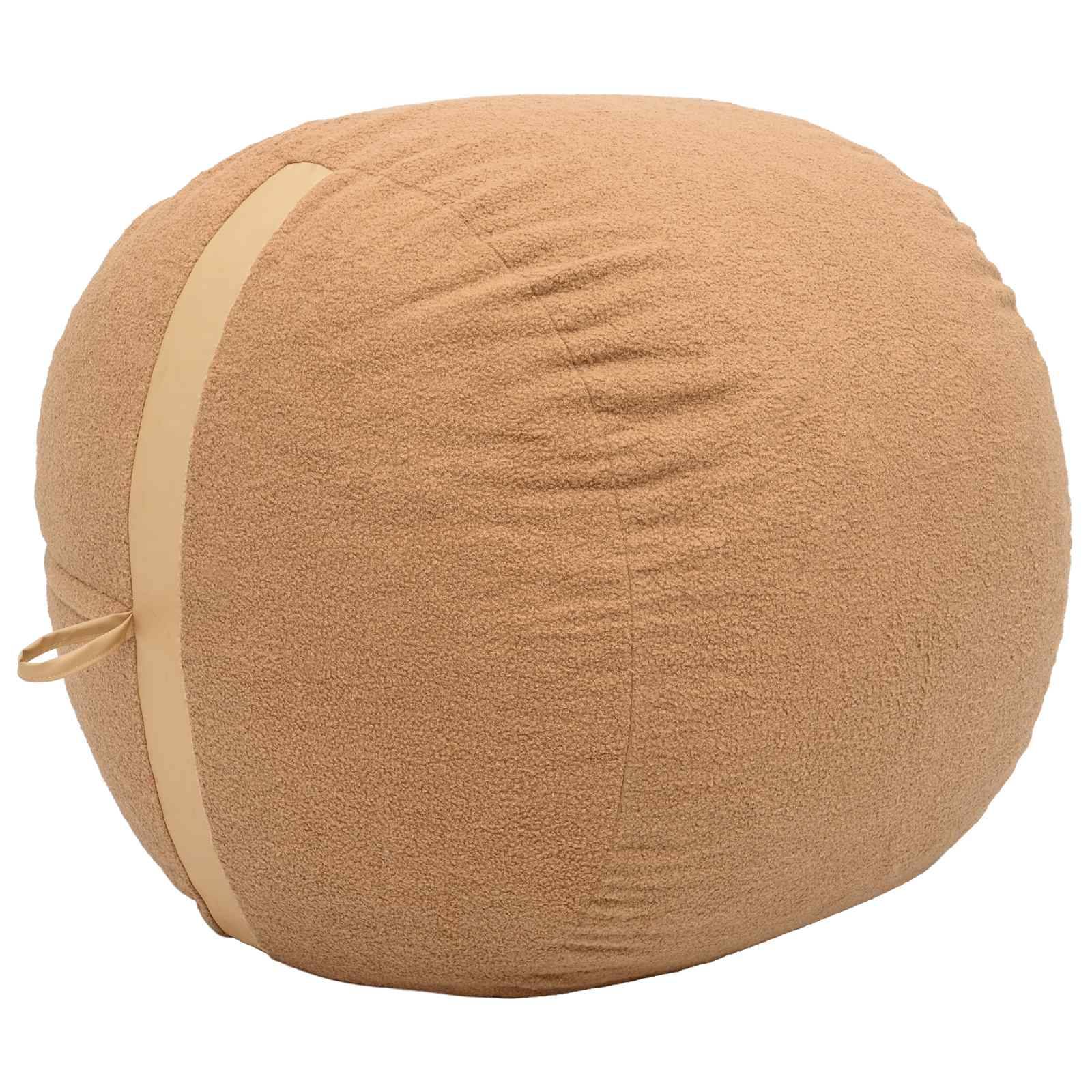 Beiges rundes Bodenkissen mit vertikalem Riemen und seitlichem Griff, isoliert auf weißem Hintergrund.