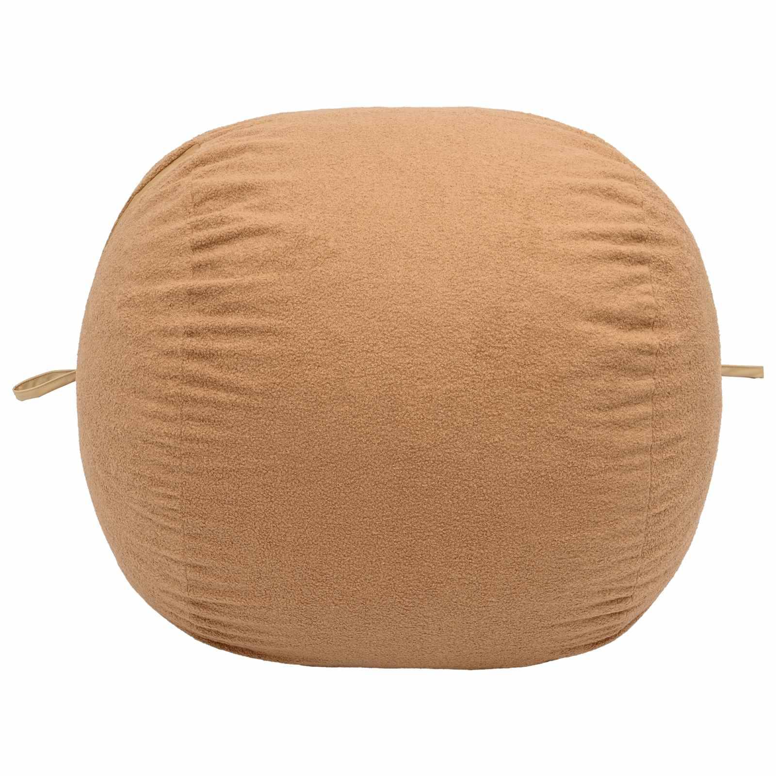 Ein beige-farbenes quadratisches Kissen oder Sitzsäckchen mit abgerundeten Ecken, isoliert auf weißem Hintergrund dargestellt.