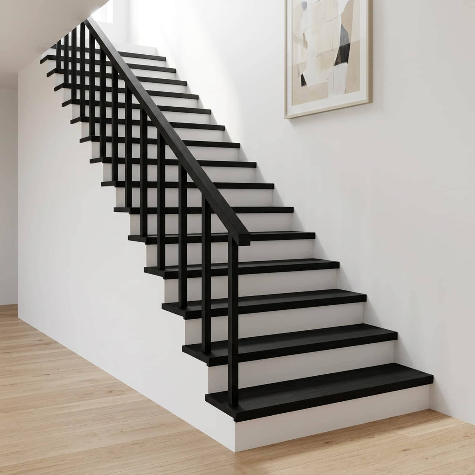 Moderne schwarze Treppe mit offenen Stufen und schwarzem Geländer in hellem minimalistischem Interieur, neben einem gerahmten Wanddruck und hellem Holzboden.