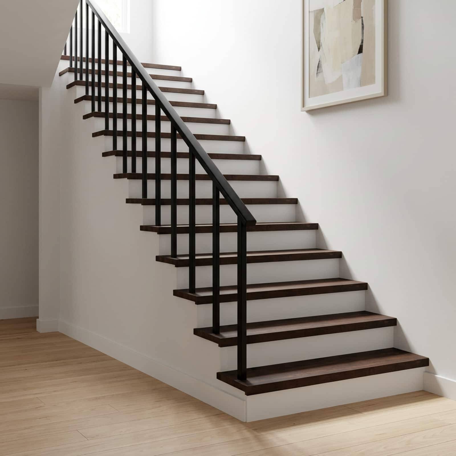 Moderne Innentreppe mit dunklen Holzstufen, schwarzem Metallgeländer und hellen Wänden in einem hellen minimalistischen Raum.
