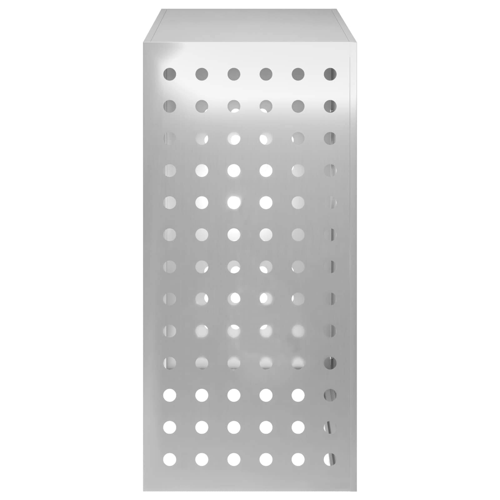 Silberner perforierter Metallschrank oder Aufbewahrungsbox mit Reihen von kreisförmigen Löchern auf der vorderen Blende.