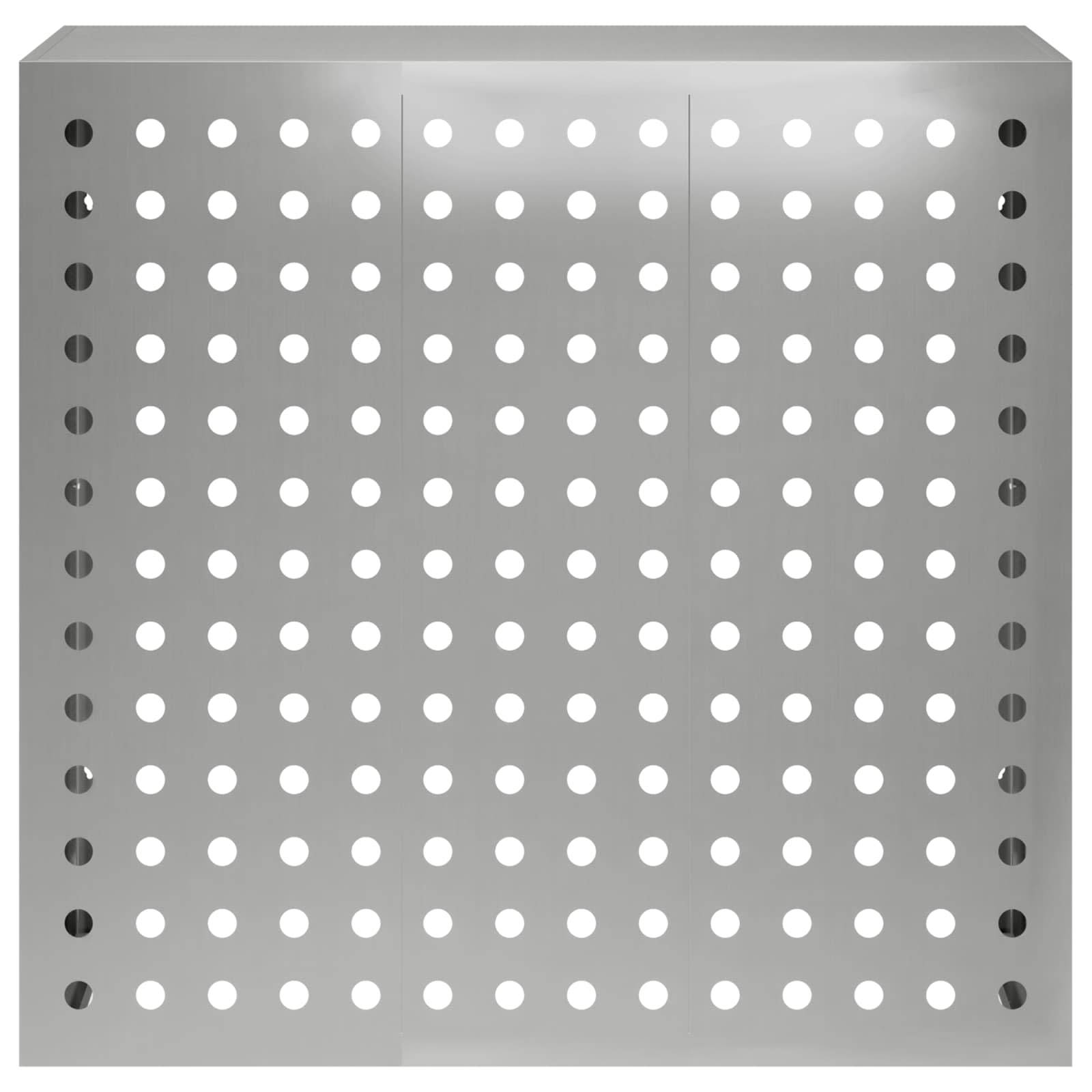 Ein quadratisches graues Metallblech mit Perforierungen und gleichmäßig angeordneten kreisförmigen Löchern in einem Gittermuster.