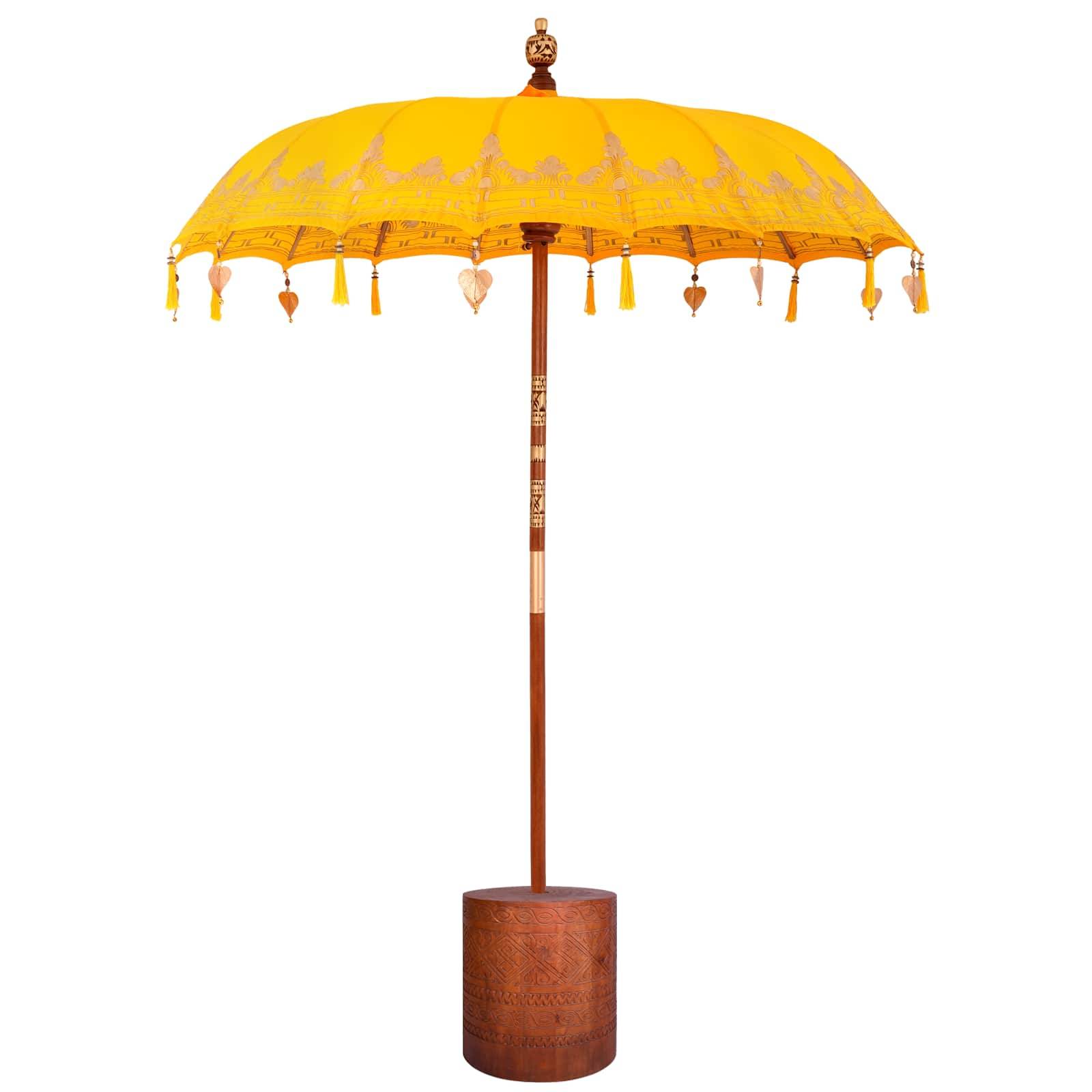 Gelbe dekorative Schirmstil-Stehlampe mit hölzernem Mast und zylindrischem Fuß auf weißem Hintergrund.