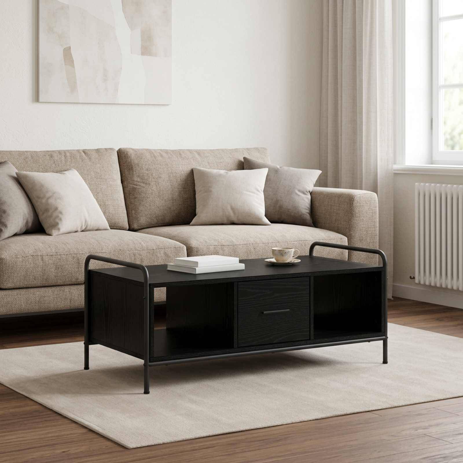 Modernes Wohnzimmer mit beigem Sofa, schwarzem Couchtisch, Teppich und Fensterlicht in einem minimalistischen Interieur.