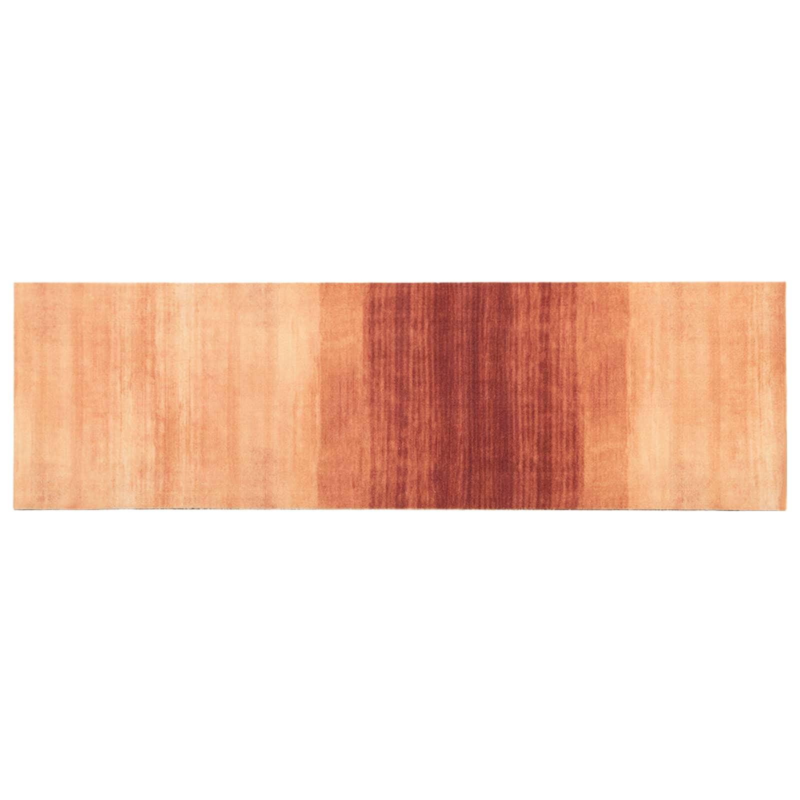 Abstrakte horizontale Holzmaserung-Farbmuster mit einem dunkelrot-braunen Zentrum, das zu hellbeigen Kanten auf weißem Hintergrund verblasst.