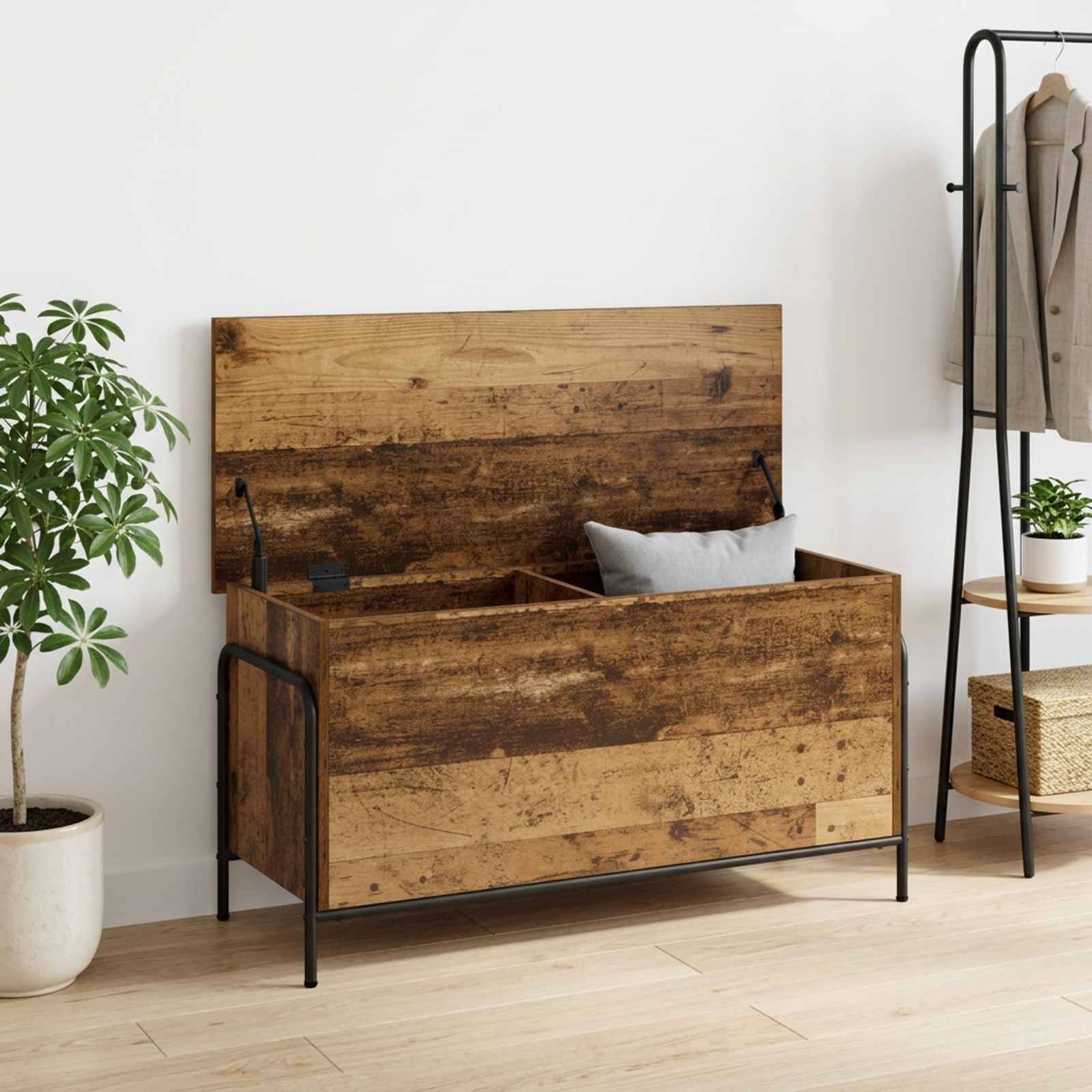 Holzlagerbank mit Klappdeckel und schwarzem Metallrahmen, gezeigt in einem minimalistischen Raum neben einer Topfpflanze und einer Garderobe.