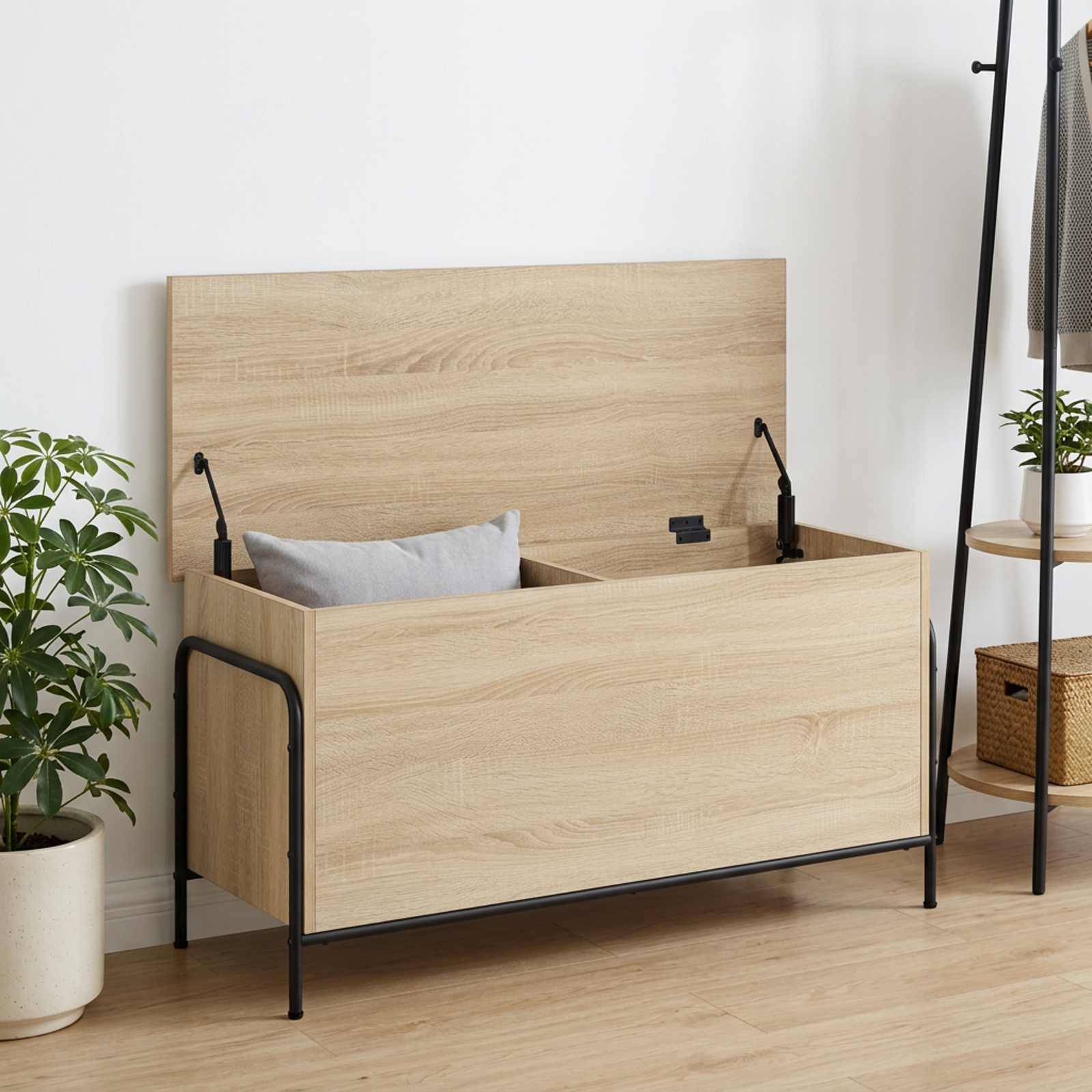 Holzlagerbank oder Spielzeugkiste mit aufgeklapptem Deckel, in der ein Kissen sichtbar ist, in einem modernen Zimmer mit Pflanzen und Regalen.