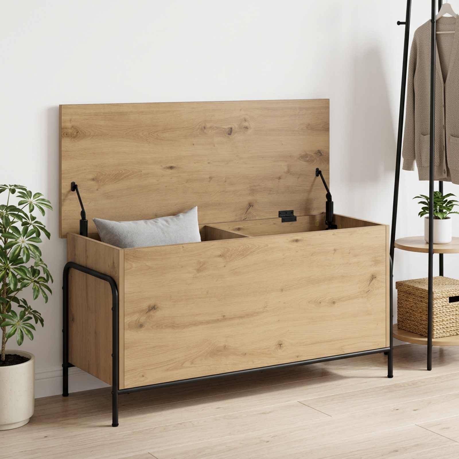 Holzbett nach oben an der Wand geklappt, mit einem sichtbaren Kissen; eingerichtet in einem minimalistischen Zimmer mit Pflanzen und einem Kleiderständer.