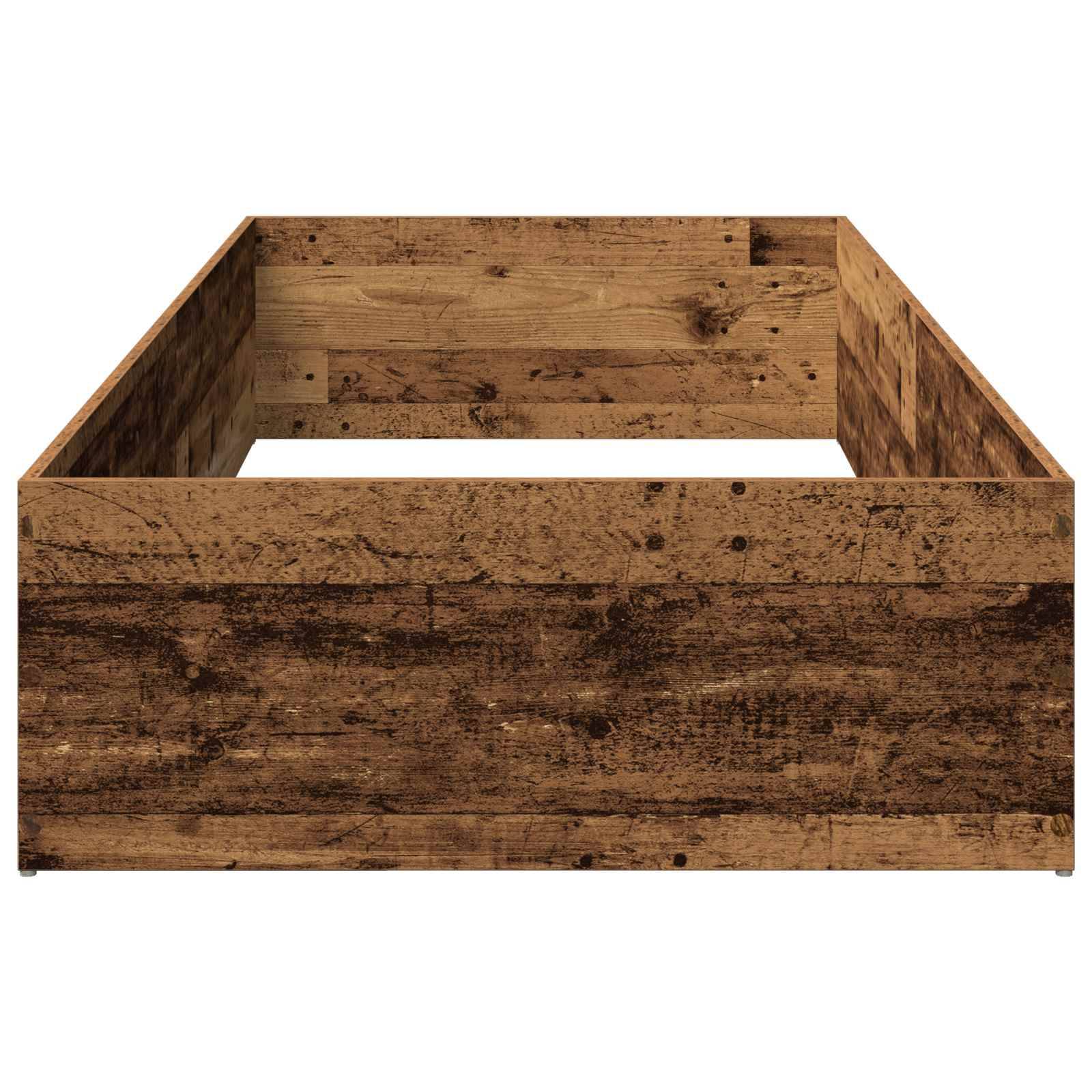 Eine rustikale hölzerne Kiste oder Box mit verwitterten braunen Brettseiten auf weißem Hintergrund.