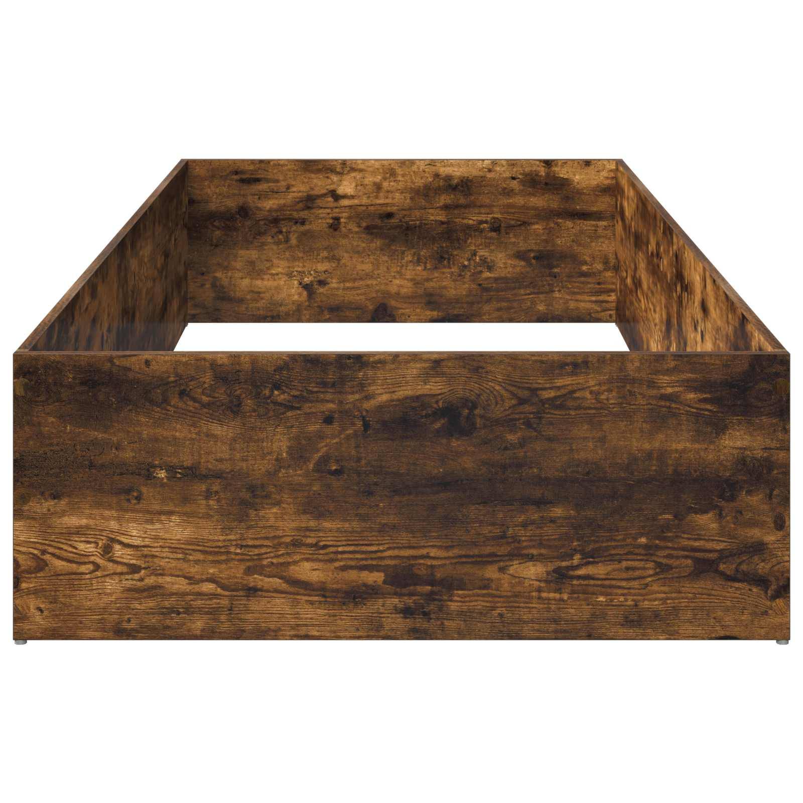 Rustikaler, rechteckiger Holzblumenkasten mit offener Oberseite und verwitterter dunkelbrauner Oberfläche, vor weißem Hintergrund abgebildet.