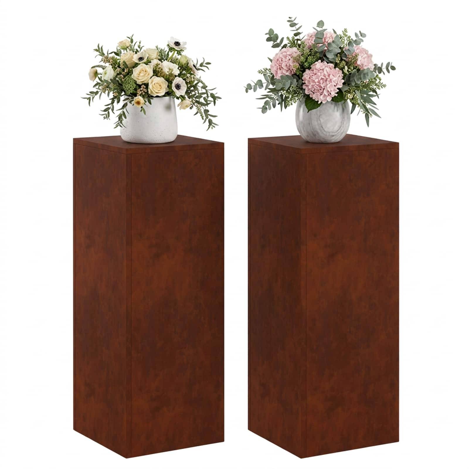 Zwei hohe Holzpodeste, jeweils mit einer Blumenvase auf der Oberseite, nebeneinander auf weißem Hintergrund dargestellt.