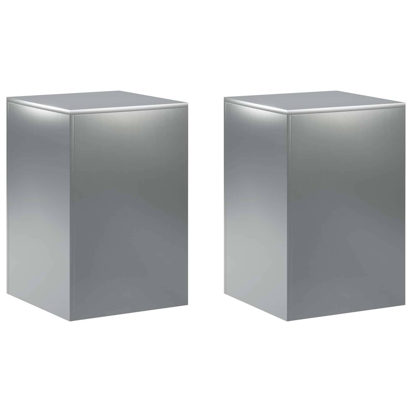 Zwei identische silberne metallische rechteckige Boxen oder Behälter, nebeneinander auf weißem Hintergrund gezeigt.