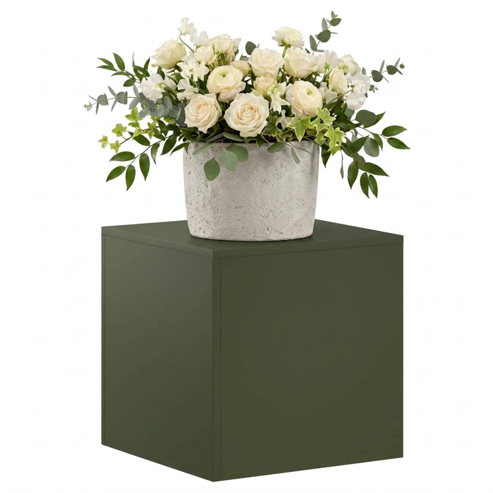 Strauß aus weißen Rosen mit Grün in einem grauen Topf auf einem dunkelgrünen Sockel
