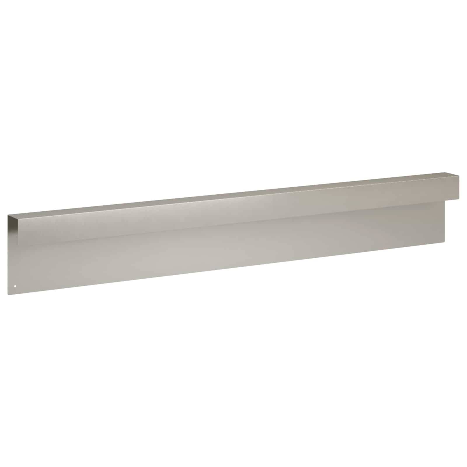 Lange silberne Metall-Wandleiste oder Regalborte in rechteckiger Form, perspektivisch auf weißem Hintergrund dargestellt.