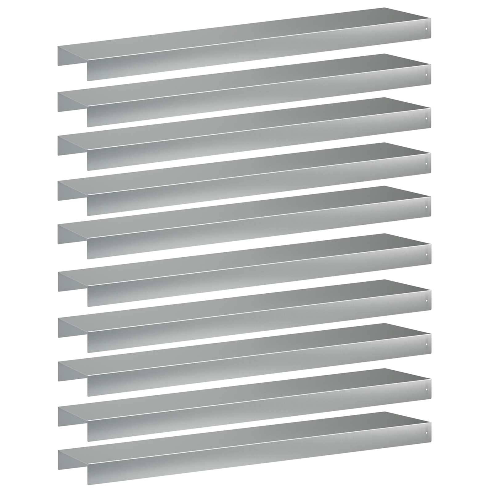 Stapel von silbernen metallischen Lamellen oder Jalousien diagonal auf weißem Hintergrund angeordnet.