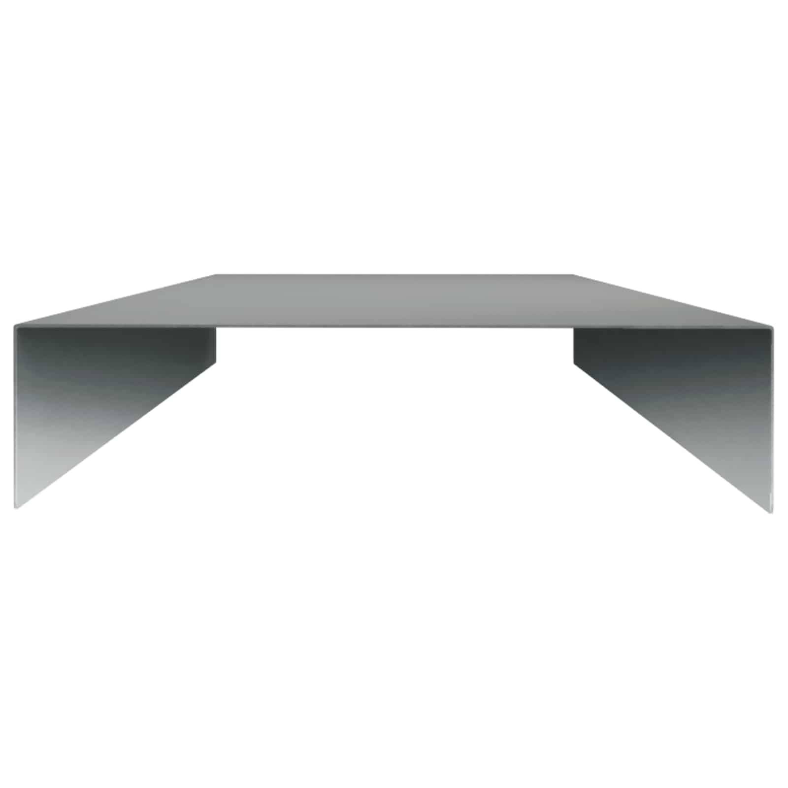 Graumetallige Halterung oder Regalbefestigung mit flacher Oberseite und zwei schrägen Seitenpaneelen auf weißem Hintergrund.