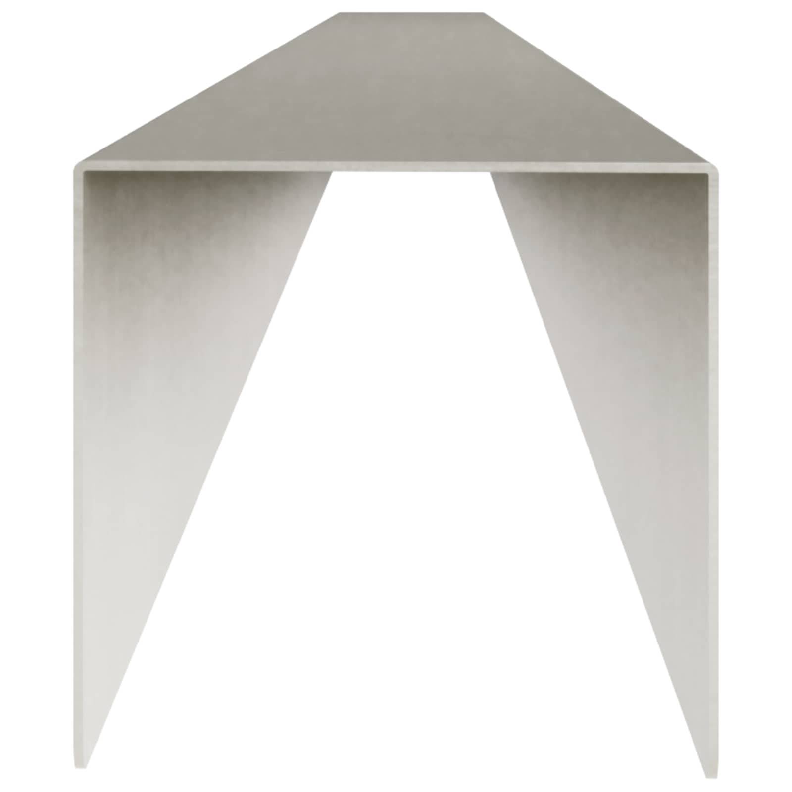 Geometrische 3D-Darstellung eines gefalteten weißen Papiers oder einer Metallüberdachung mit offener Mitte, ähnlich einem minimalistischen Zelt oder einer Tischdecke.
