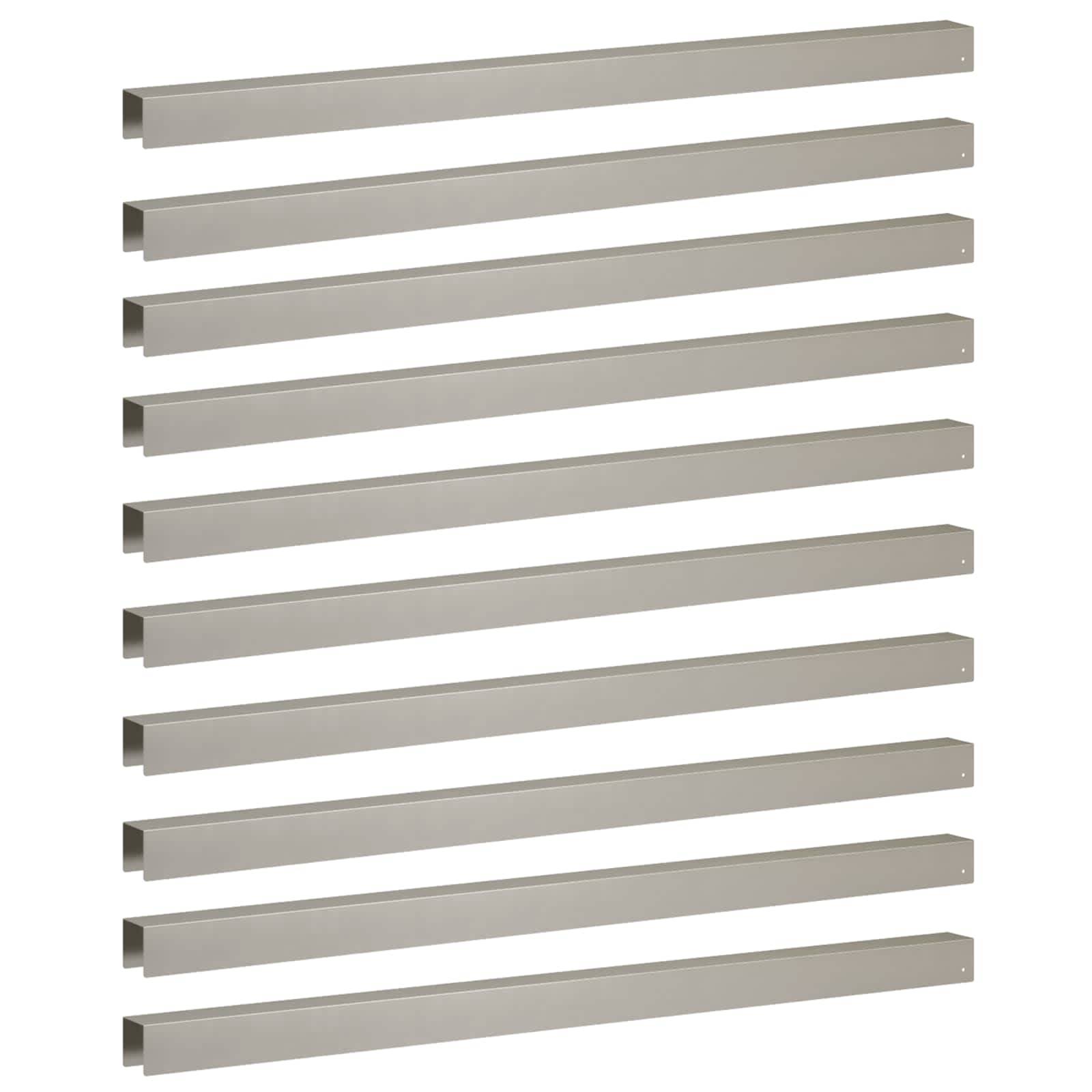 Neun lange, gebürstete Metallstangen in Rechteckform diagonal auf weißem Hintergrund angeordnet, die Regalen oder Lamellen ähneln.